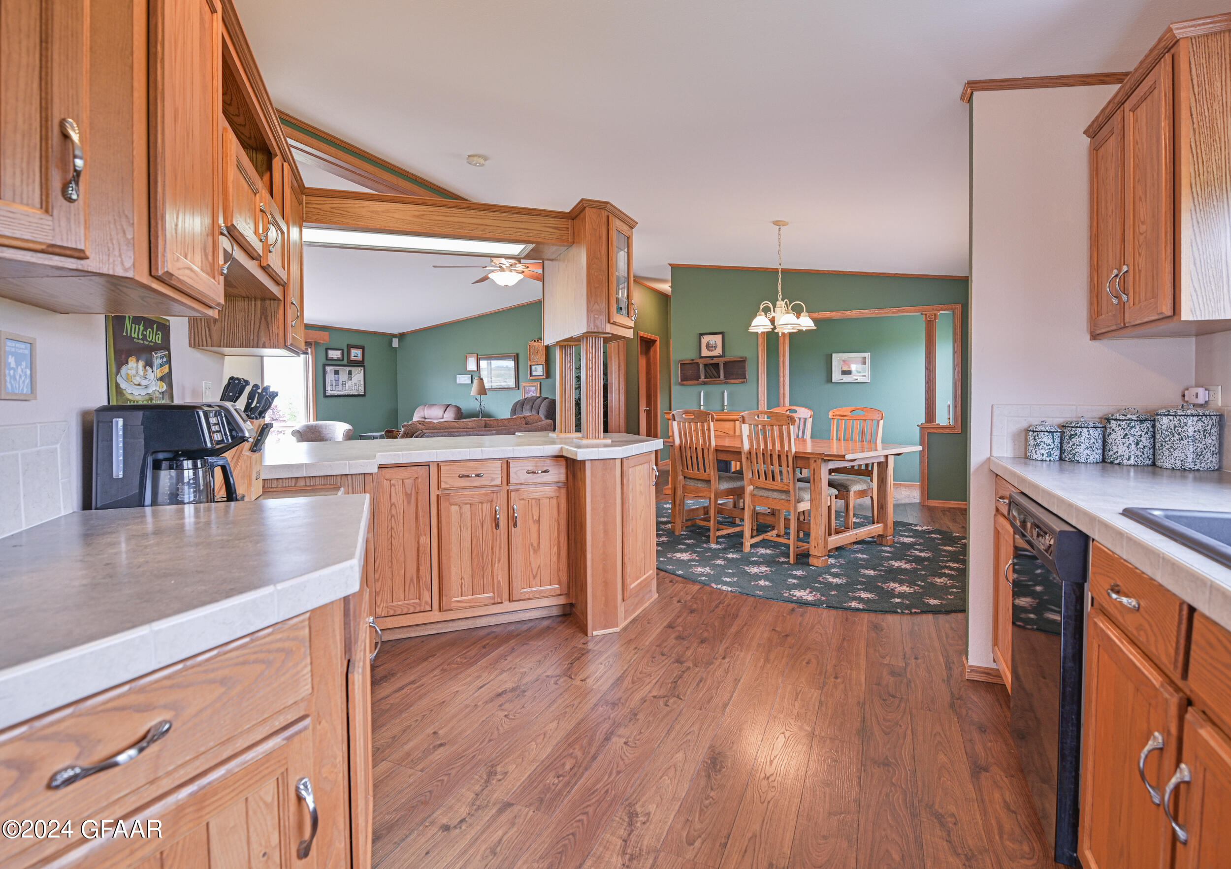 1524 SUNSET CIRCLE NE