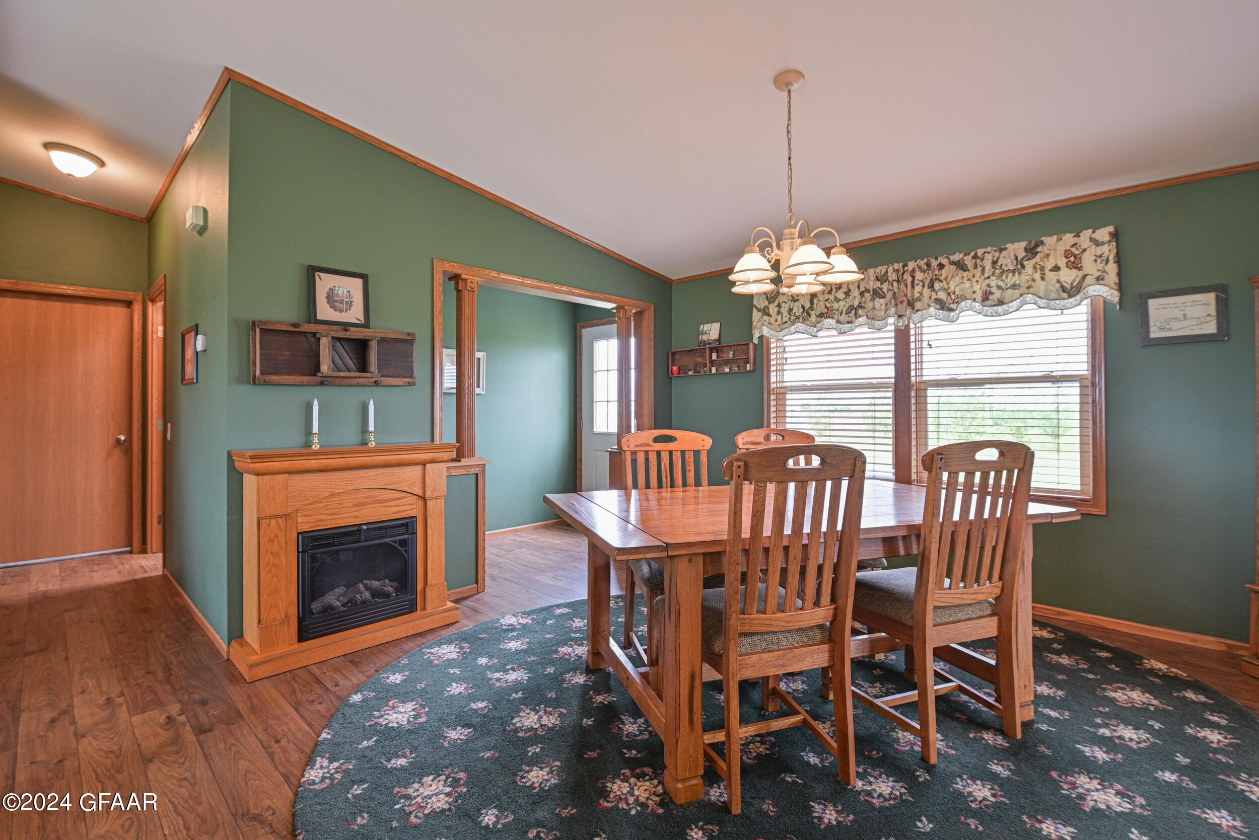 1524 SUNSET CIRCLE NE