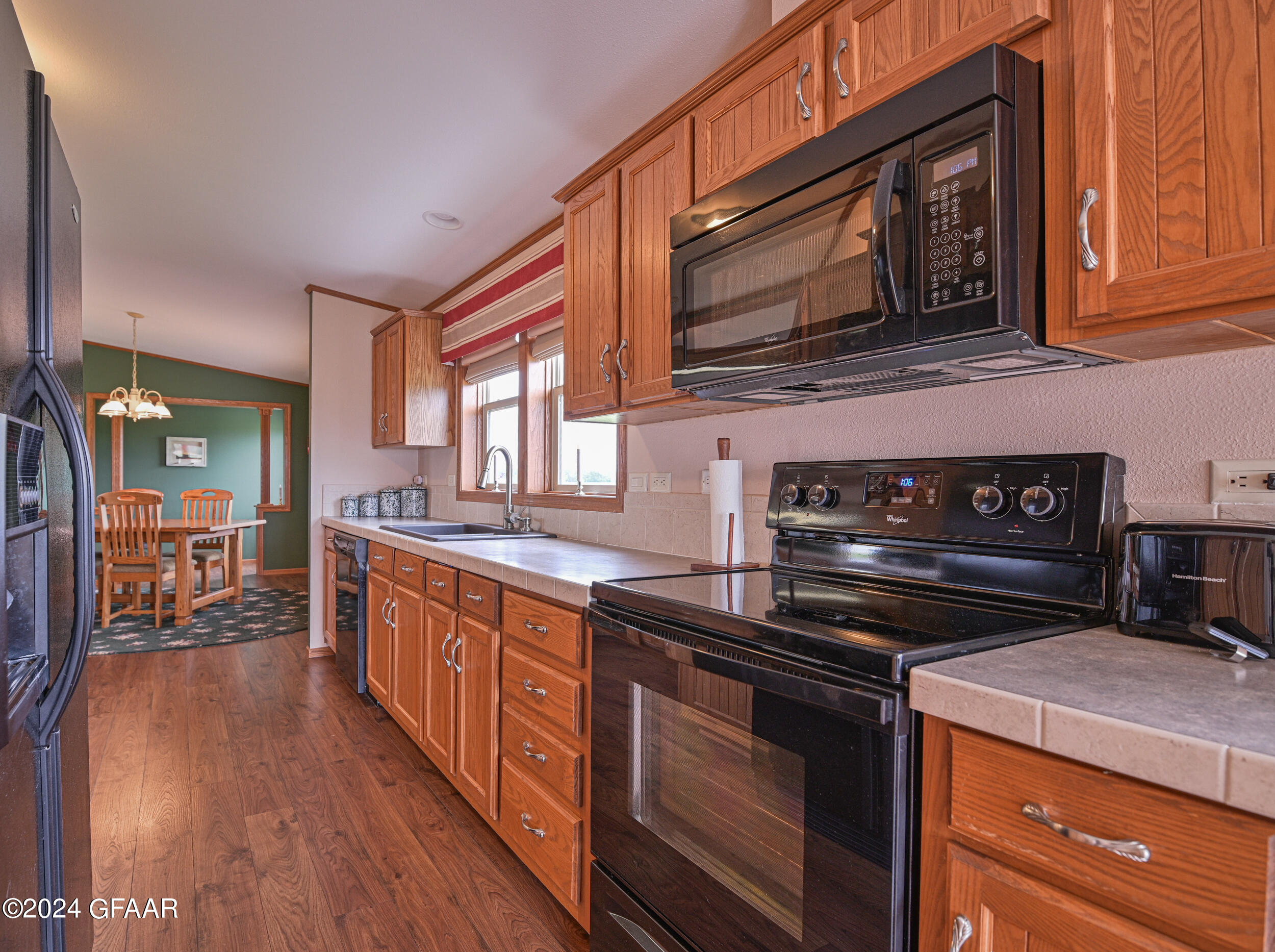 1524 SUNSET CIRCLE NE