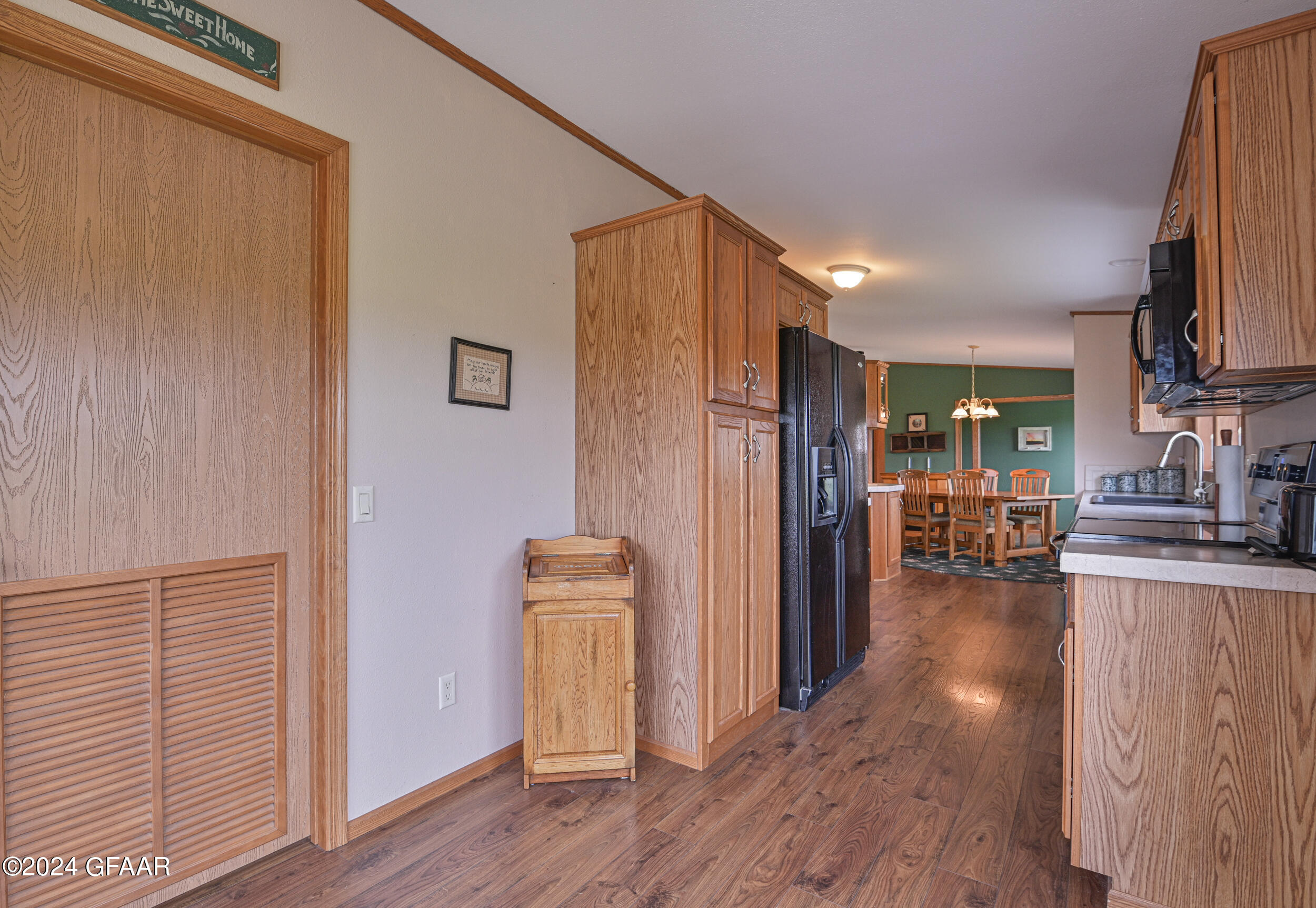 1524 SUNSET CIRCLE NE