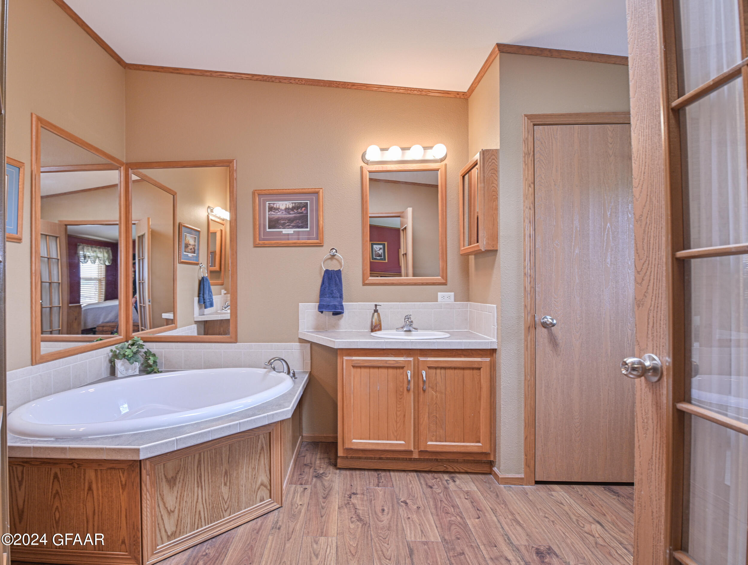 1524 SUNSET CIRCLE NE