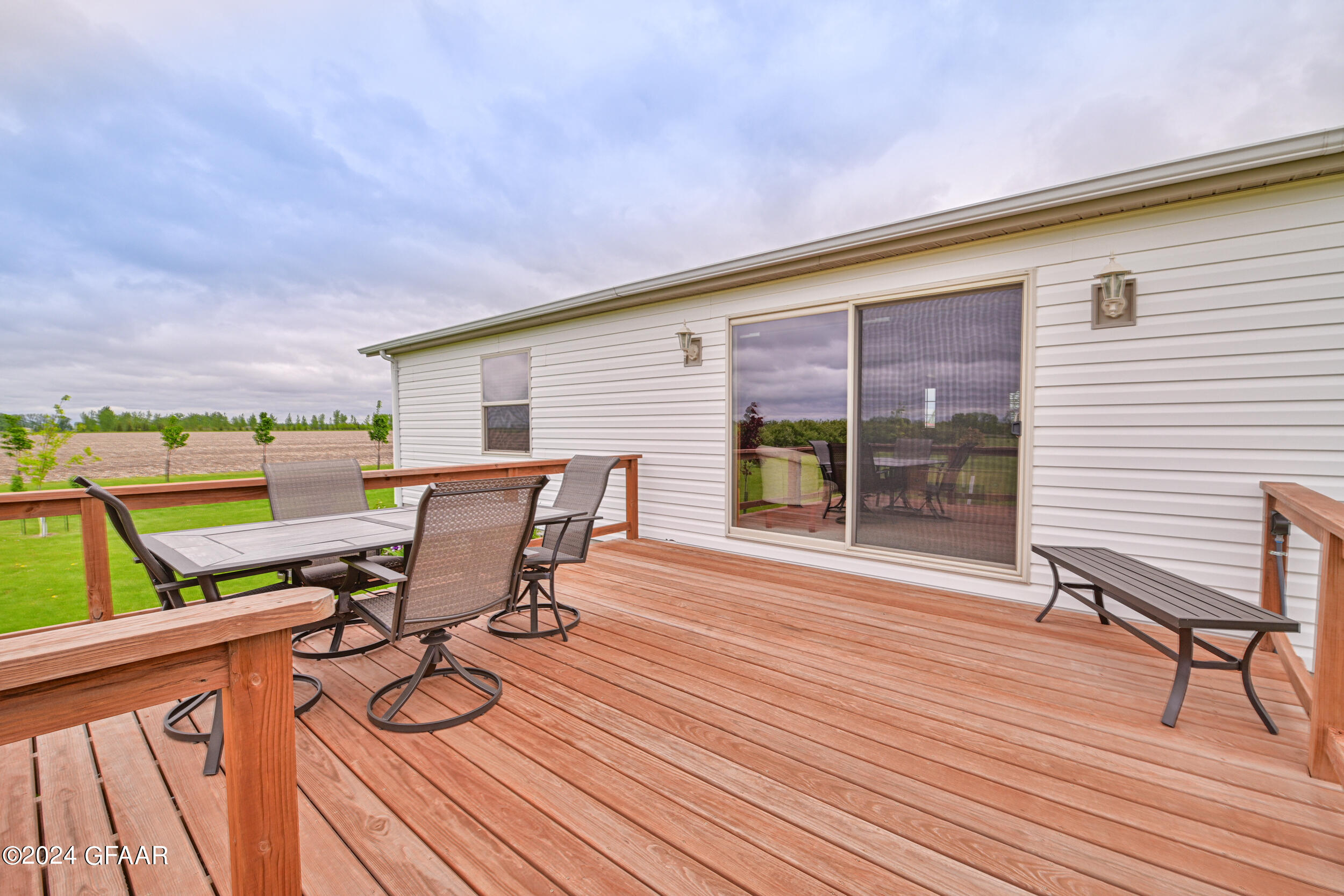 1524 SUNSET CIRCLE NE