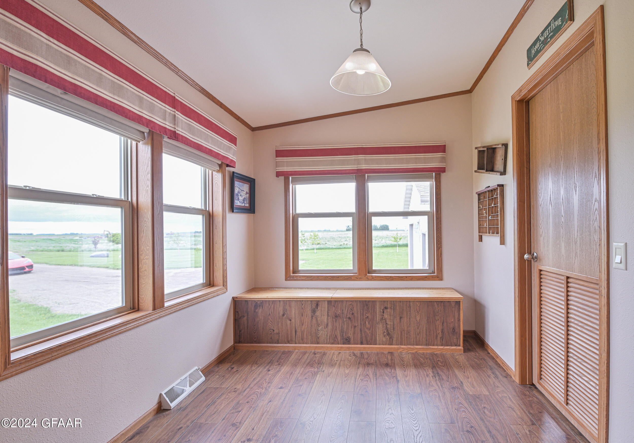 1524 SUNSET CIRCLE NE