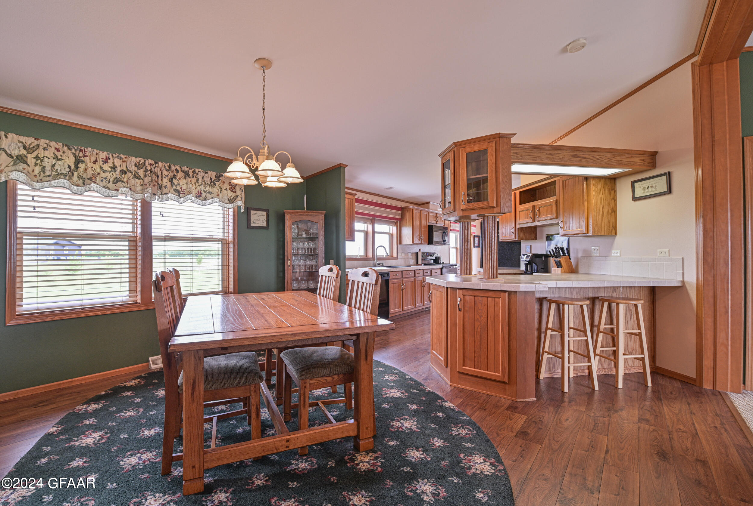 1524 SUNSET CIRCLE NE