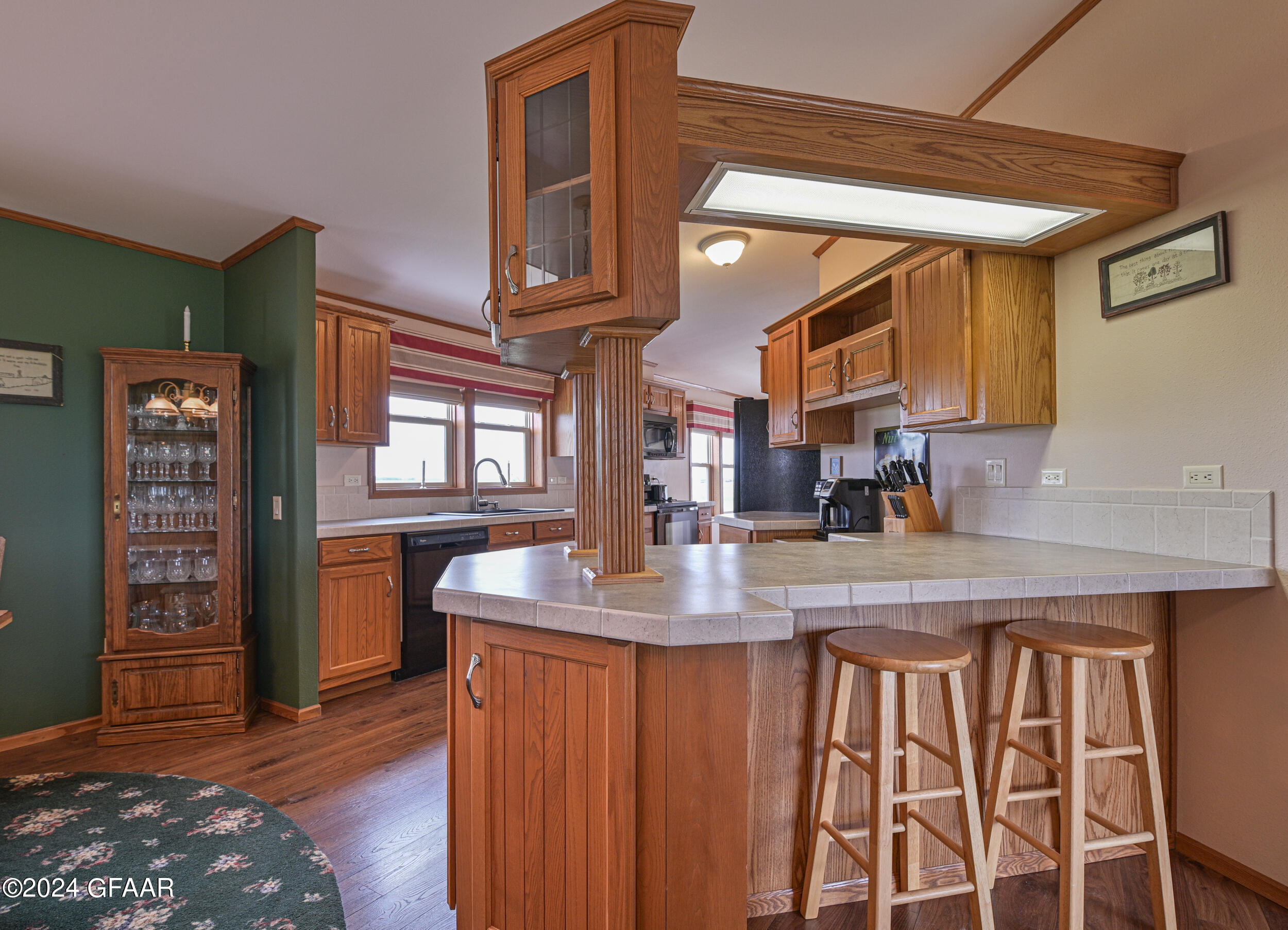 1524 SUNSET CIRCLE NE