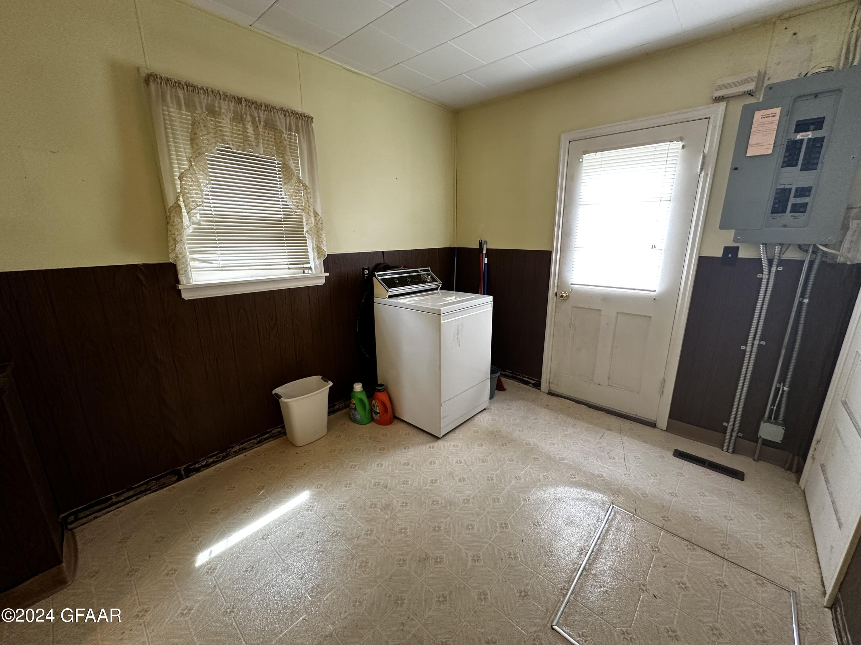 212 RAYMOND Street N