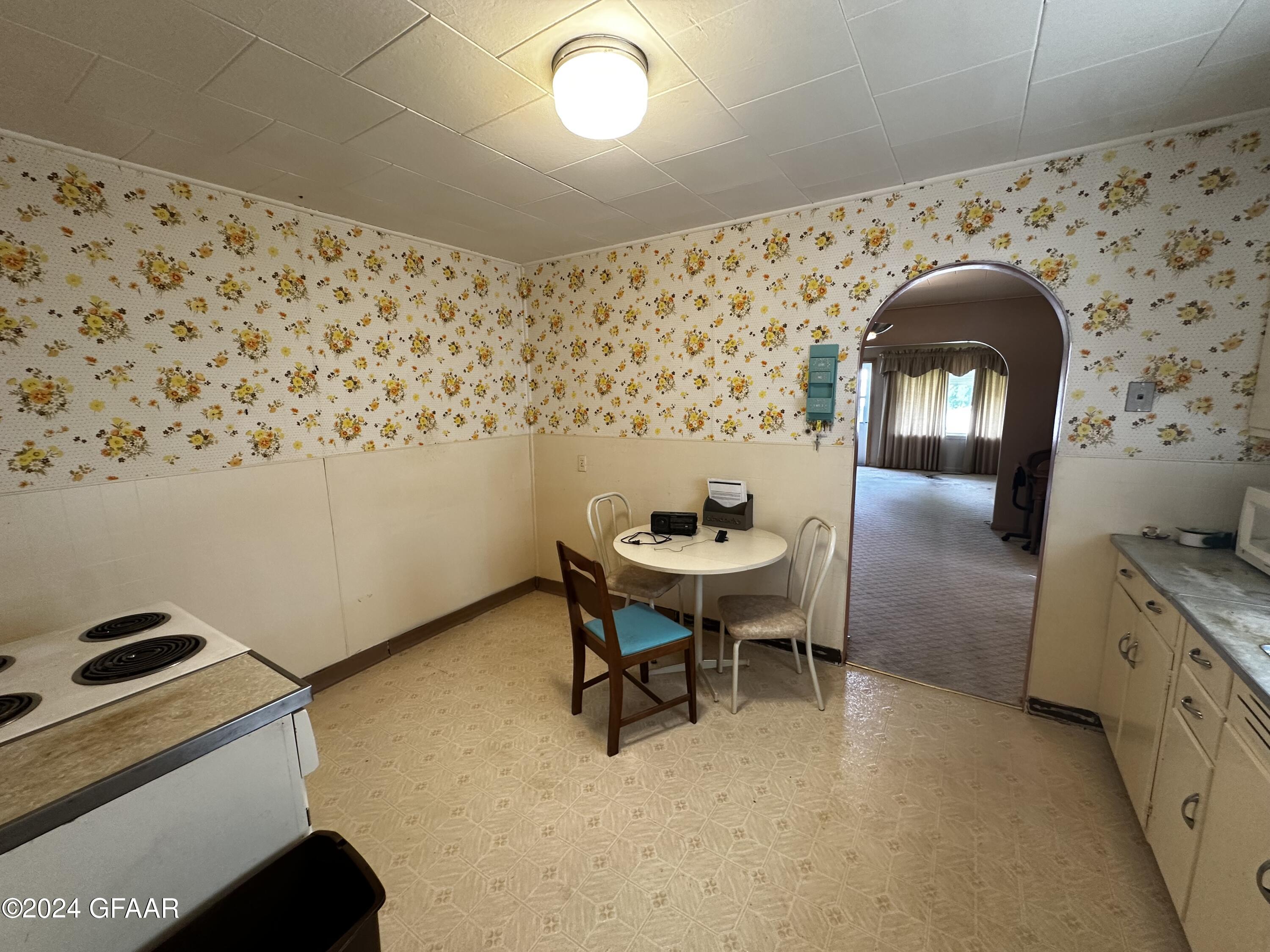 212 RAYMOND Street N