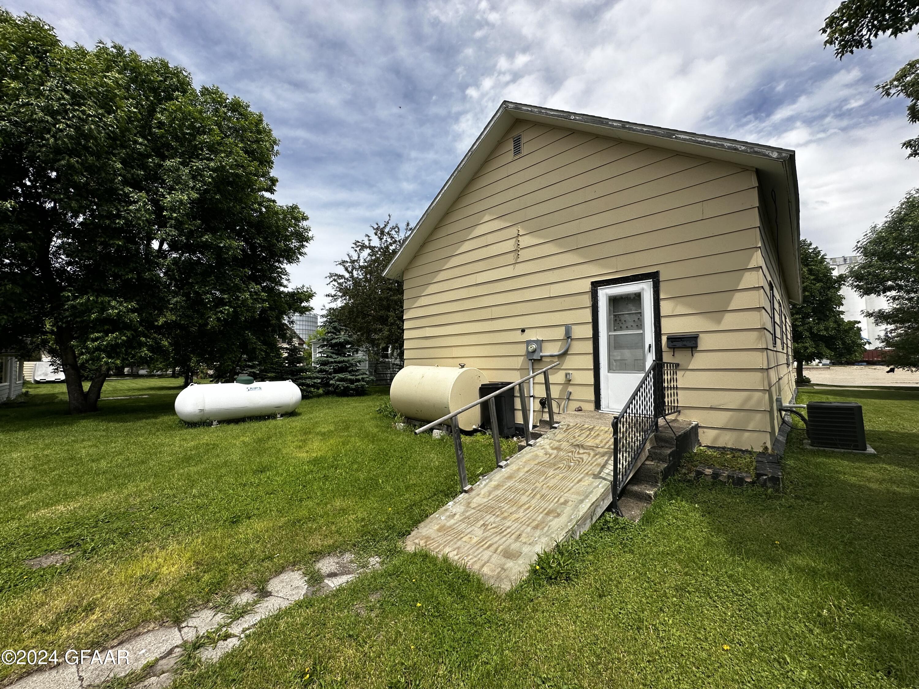 212 RAYMOND Street N