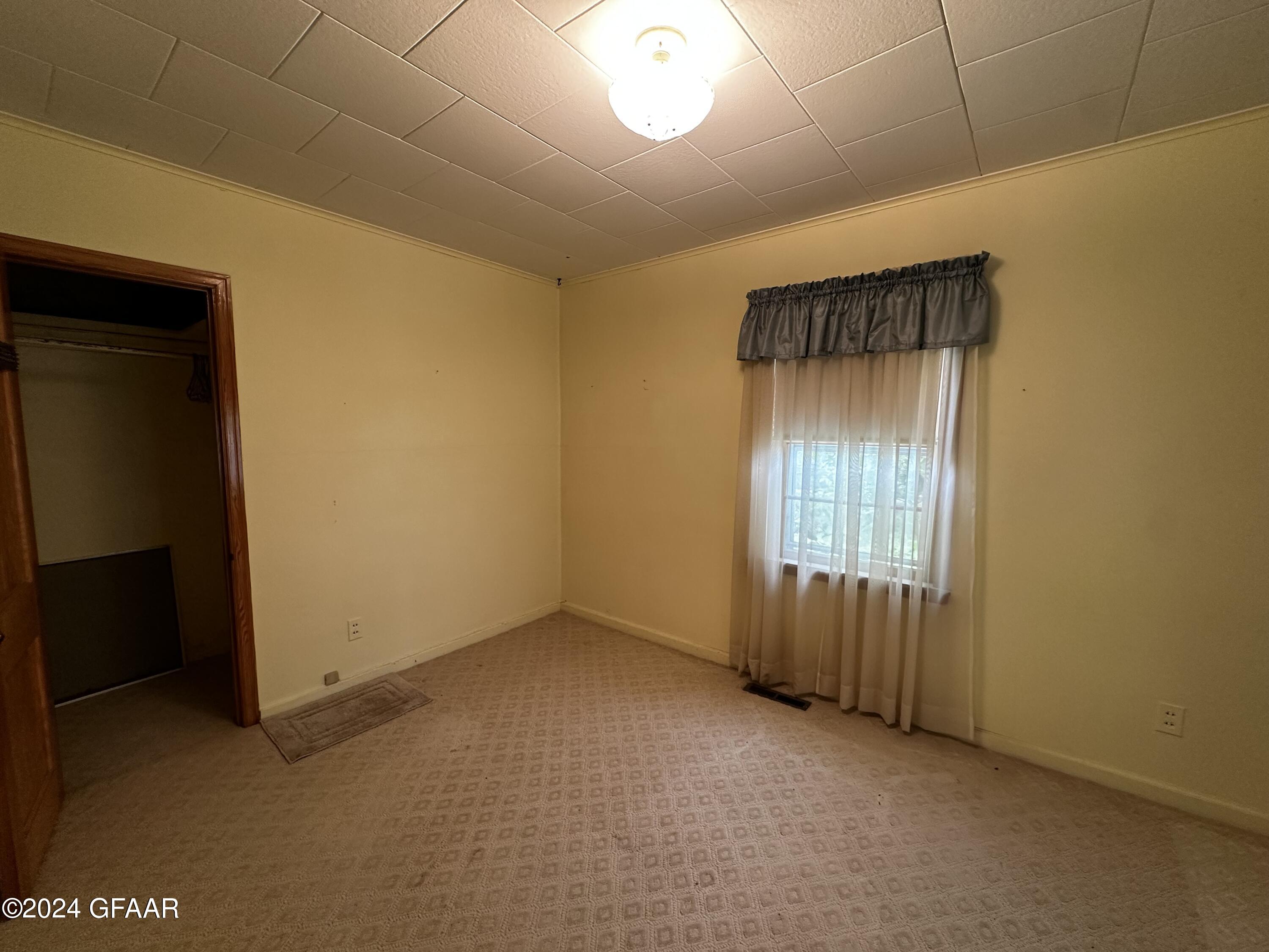 212 RAYMOND Street N