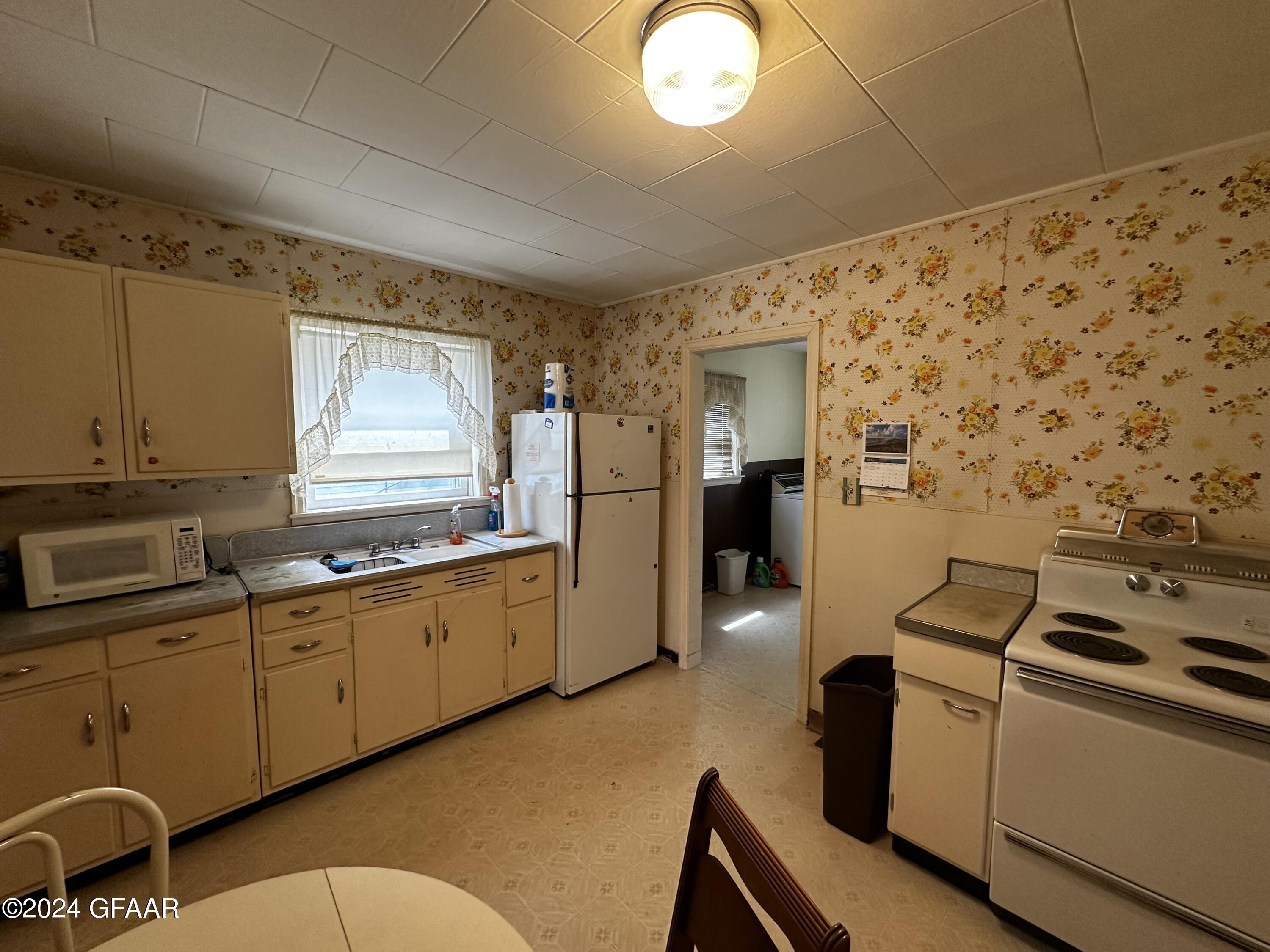 212 RAYMOND Street N