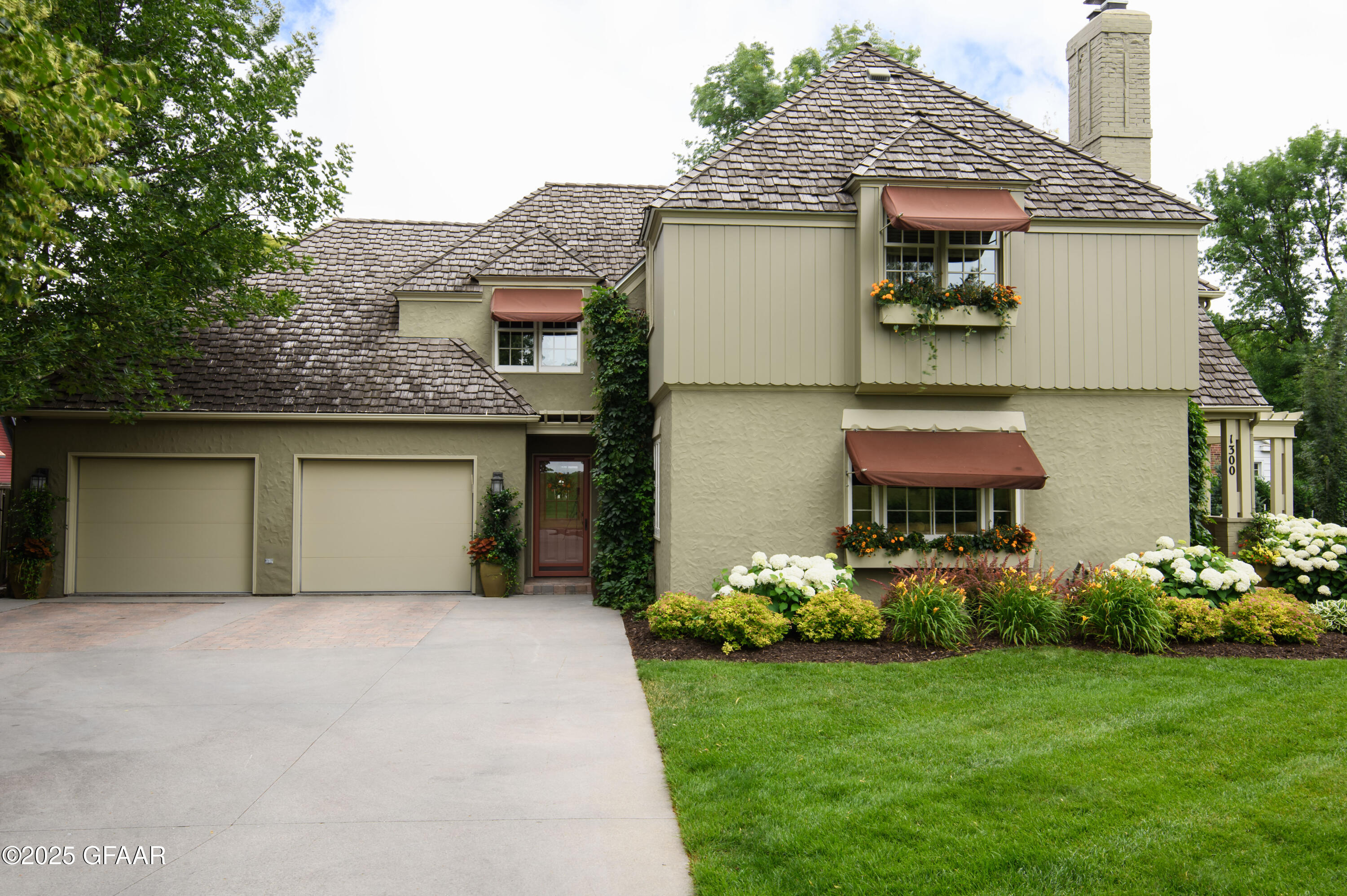 1300 LINCOLN Drive