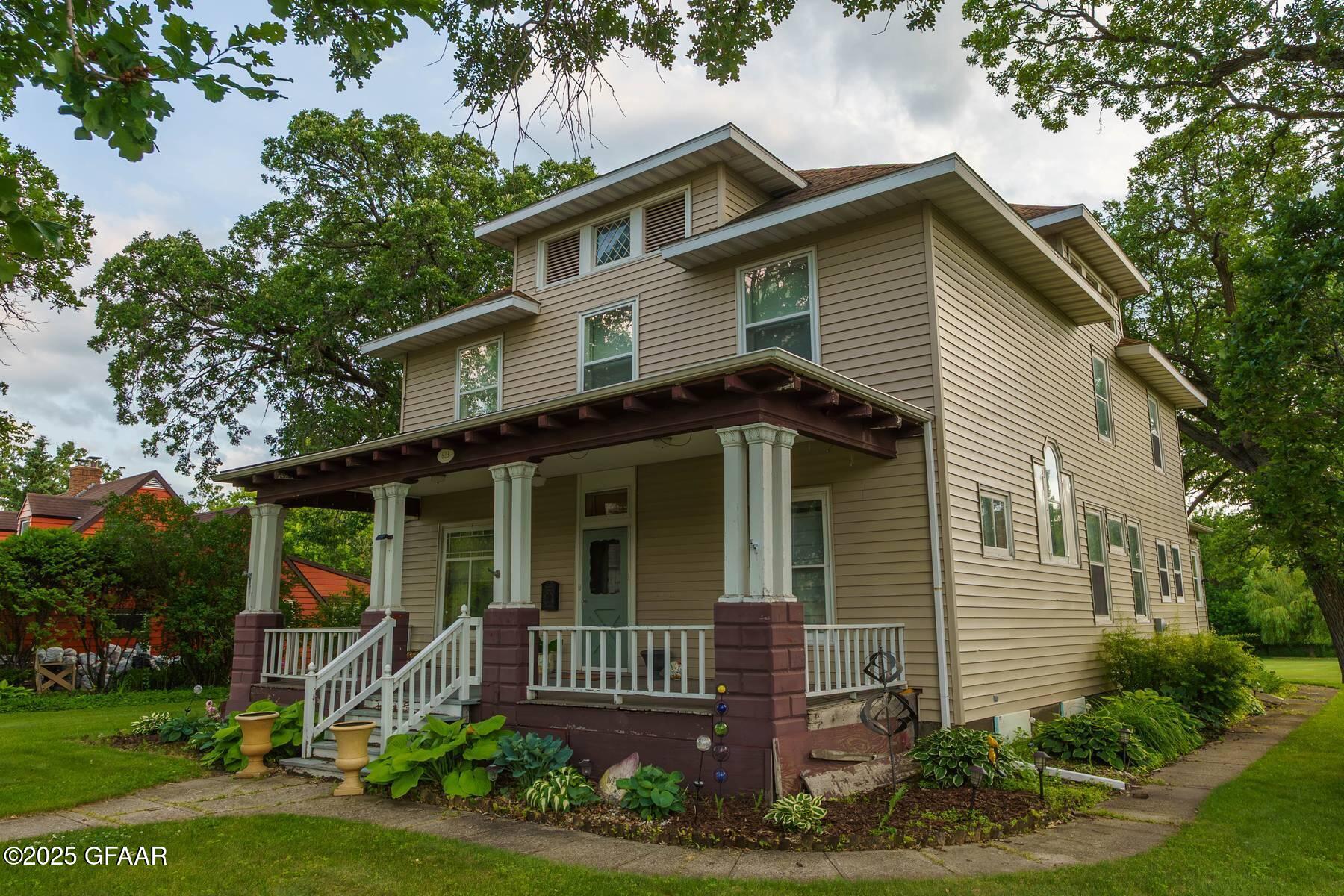 623 CENTRAL Street N