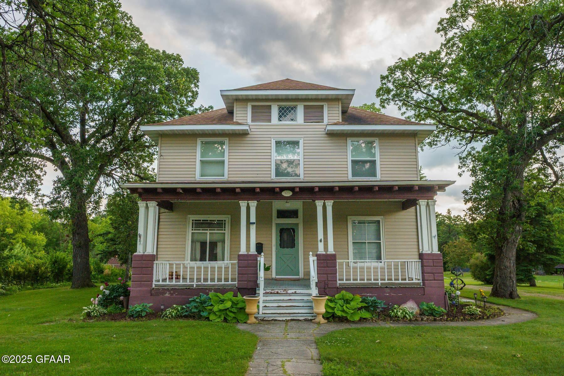 623 CENTRAL Street N