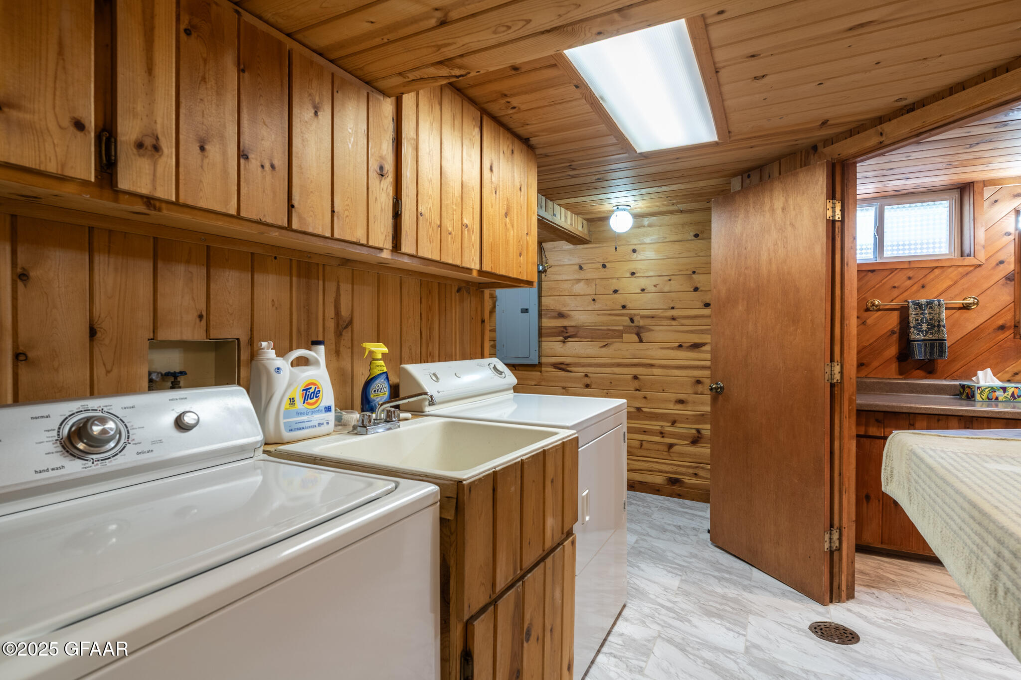 2215 COTTONWOOD Street