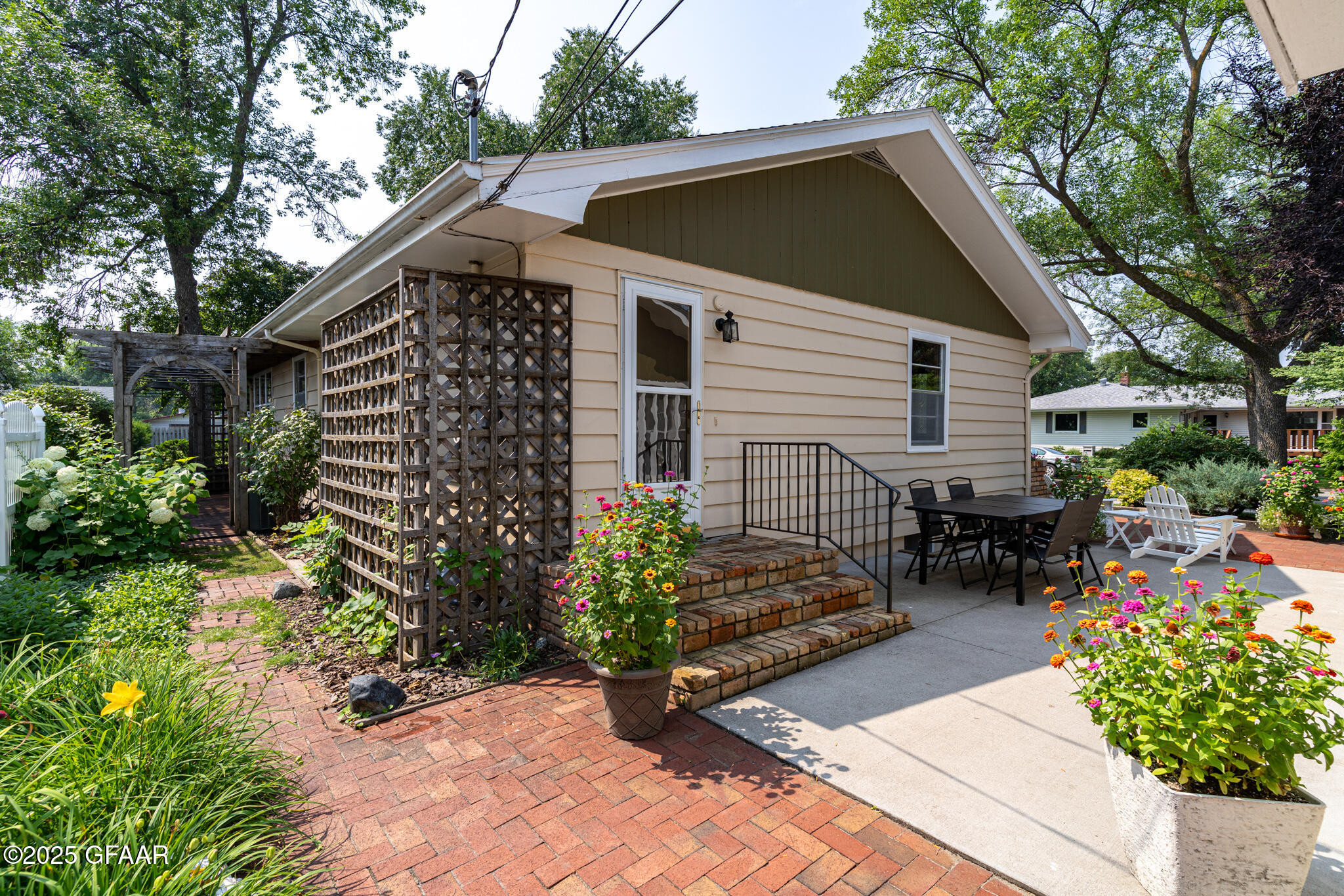 2215 COTTONWOOD Street