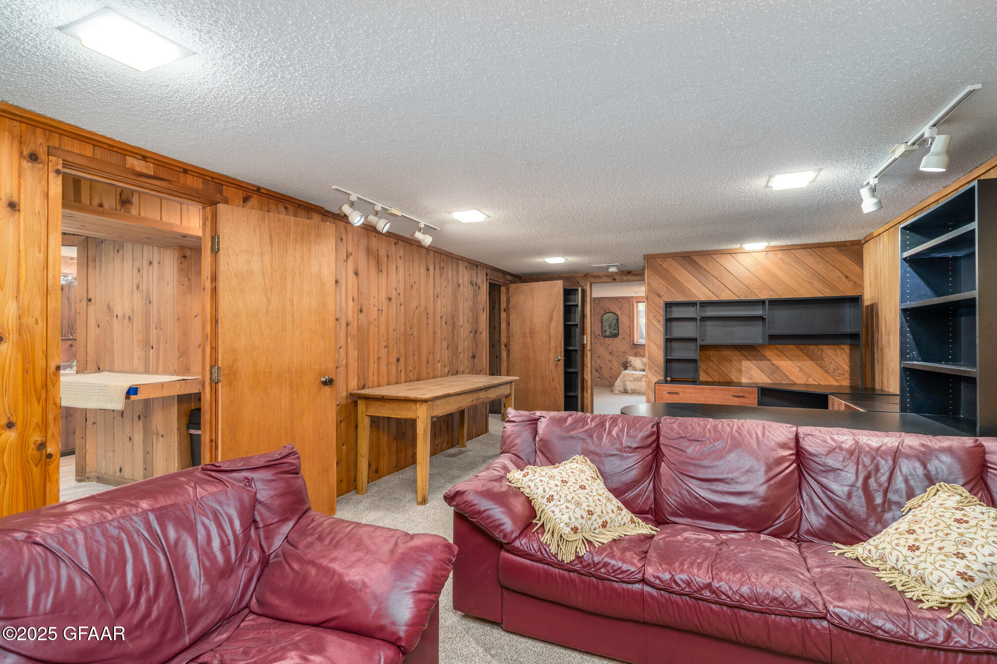 2215 COTTONWOOD Street