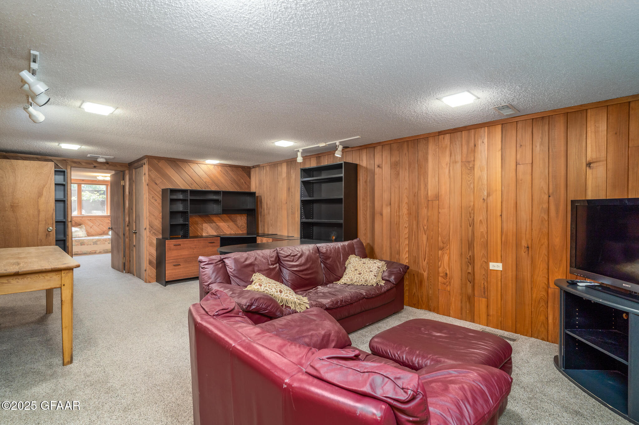 2215 COTTONWOOD Street