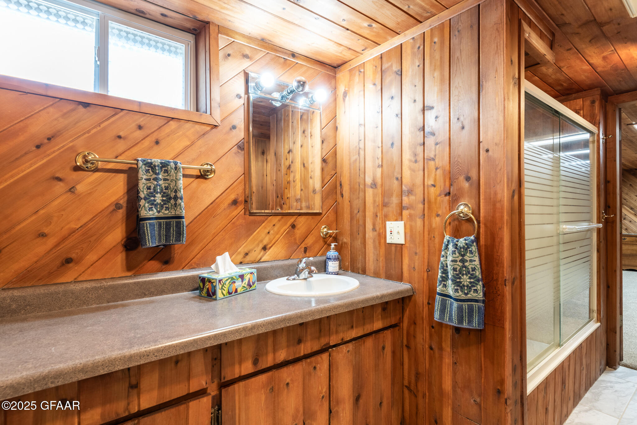 2215 COTTONWOOD Street