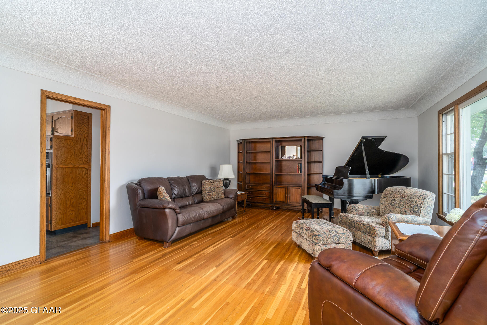 2215 COTTONWOOD Street