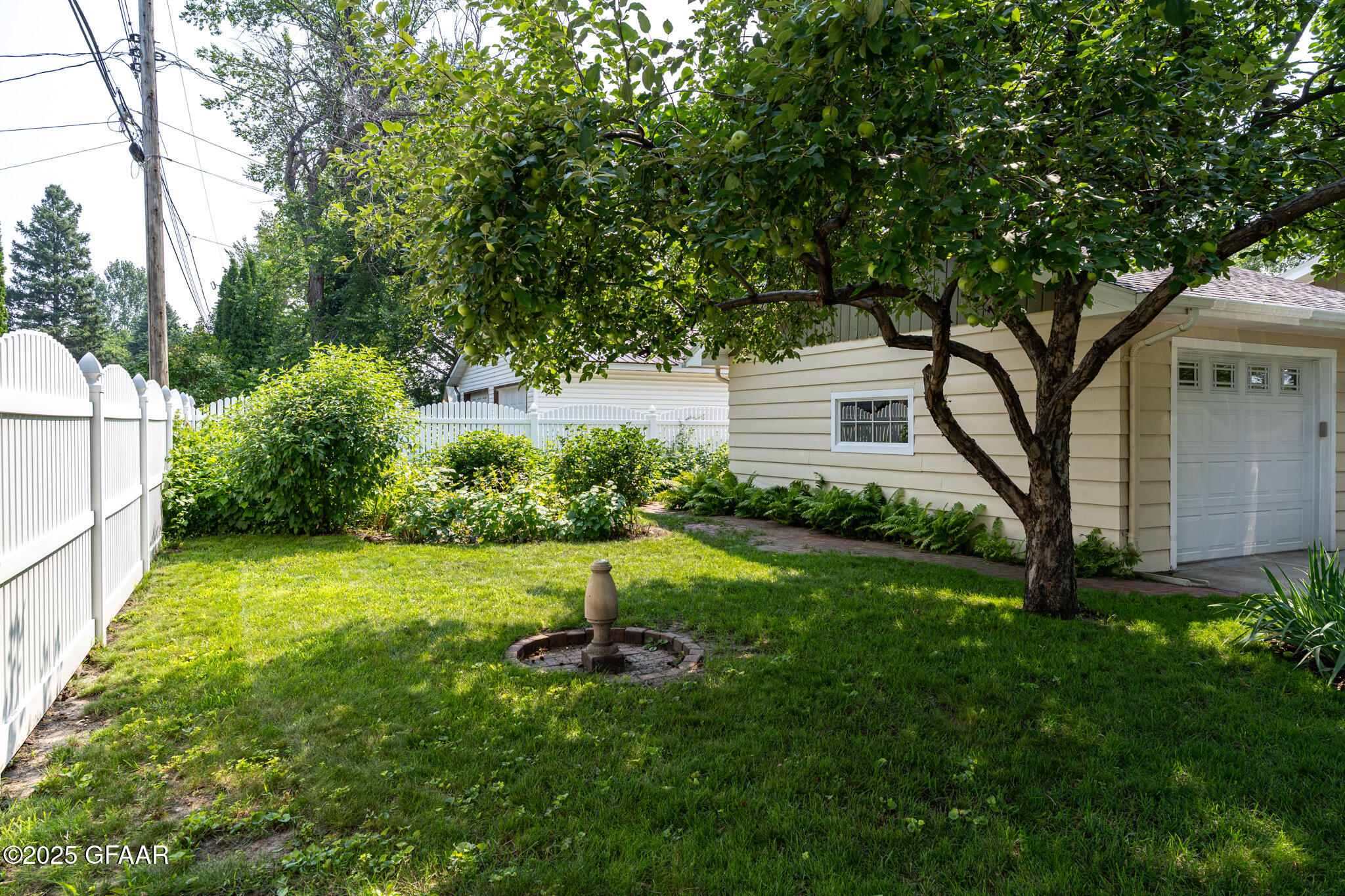 2215 COTTONWOOD Street