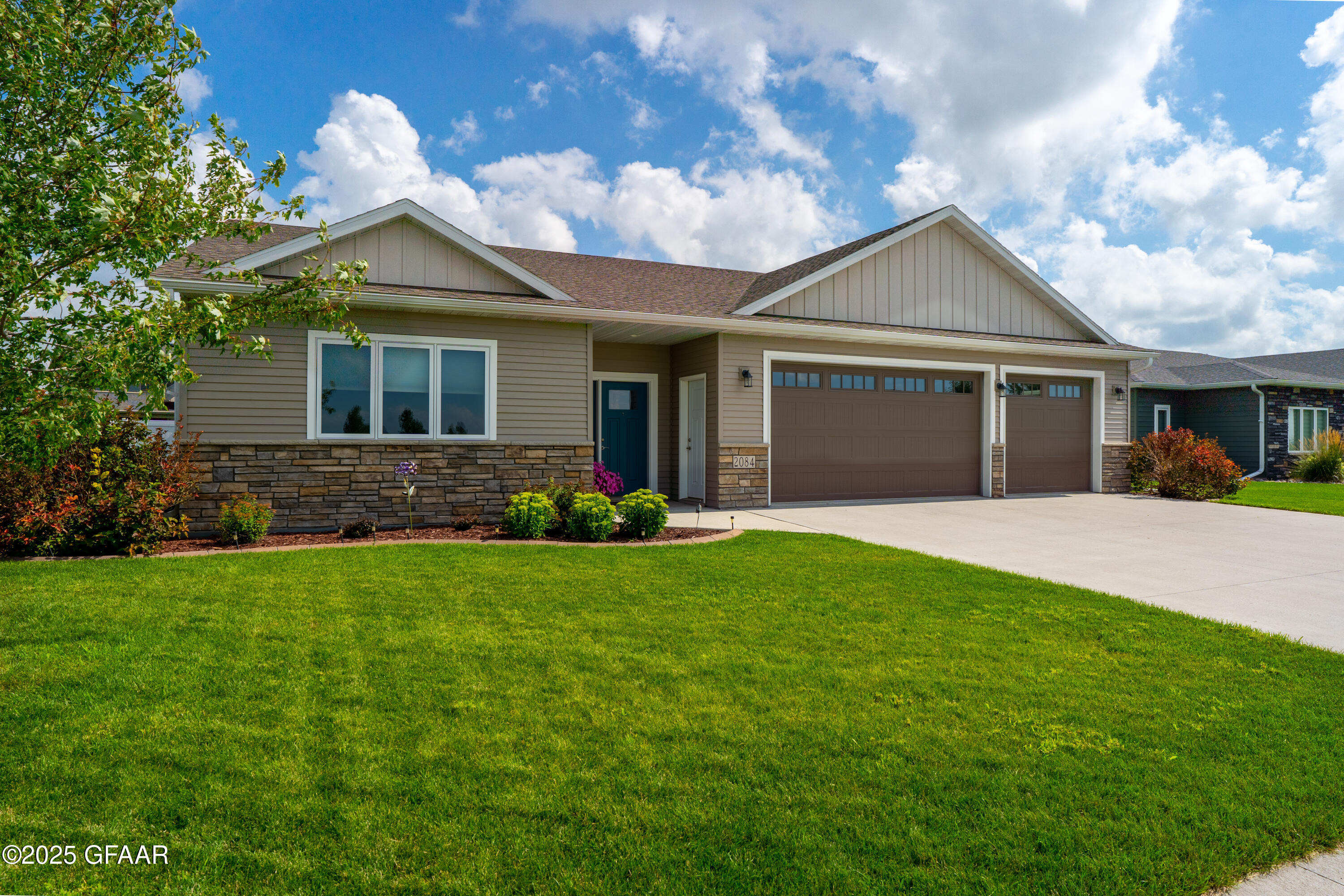 2084 KINGS VIEW Drive