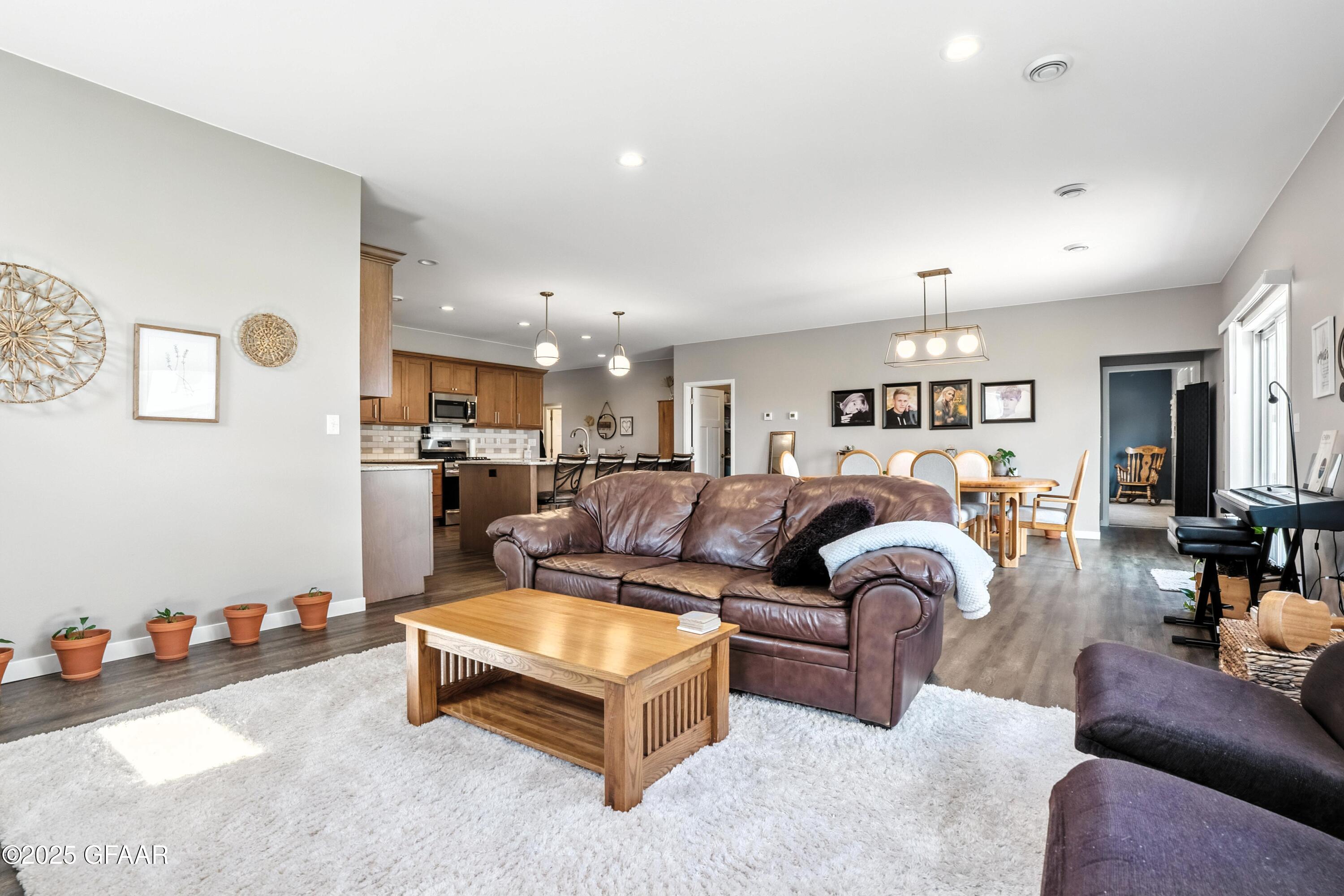 2084 KINGS VIEW Drive