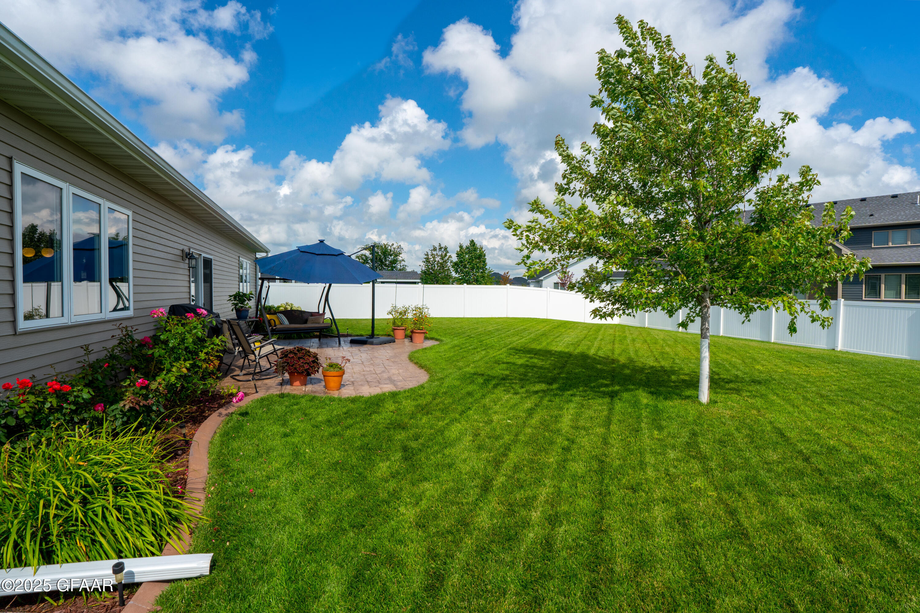 2084 KINGS VIEW Drive