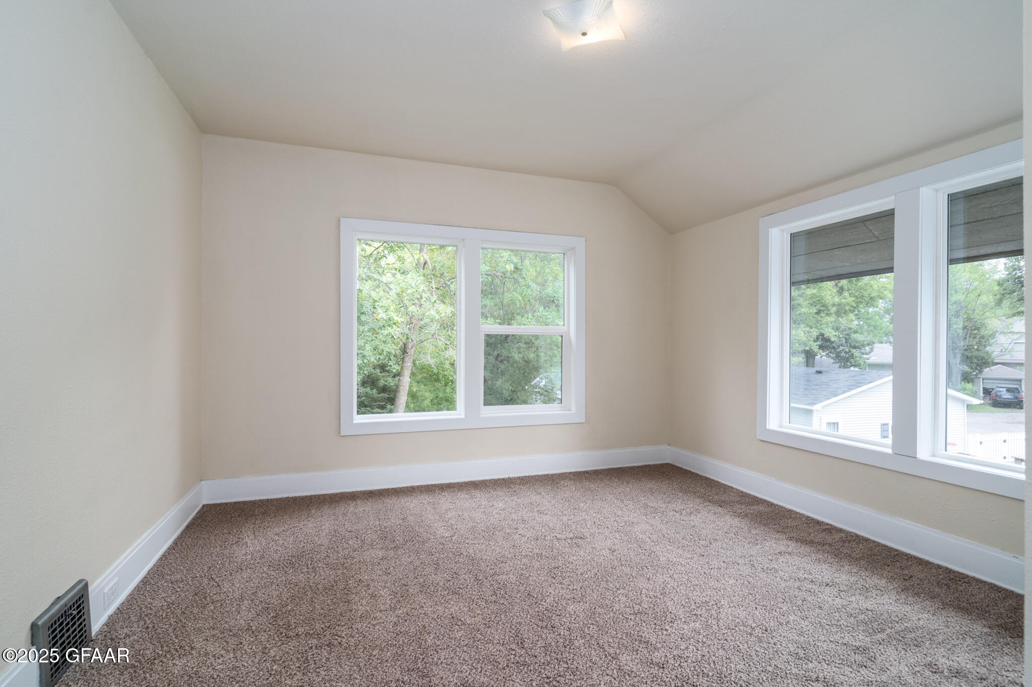 535 SUMMIT Avenue