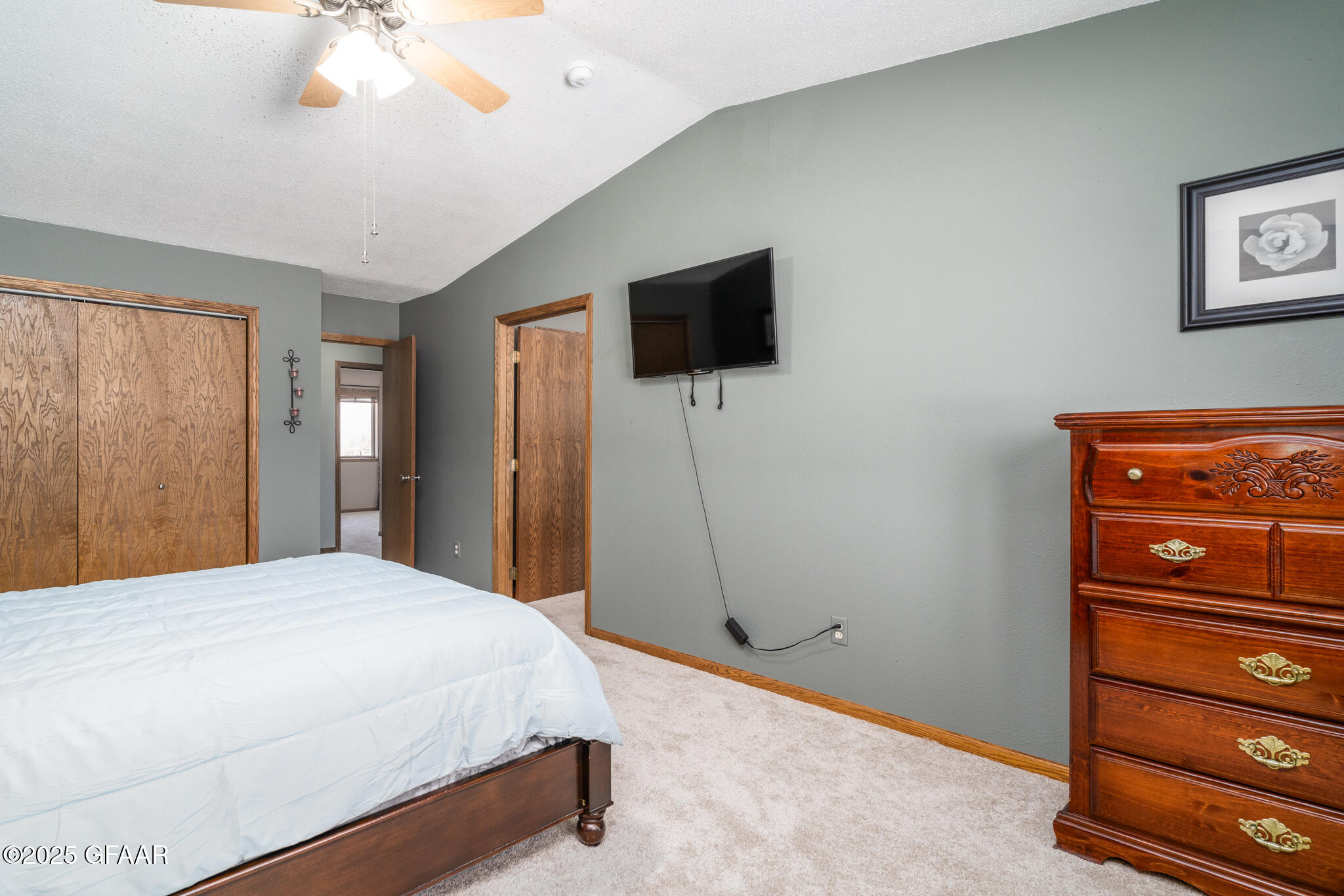 1064 ROBIN Road NE