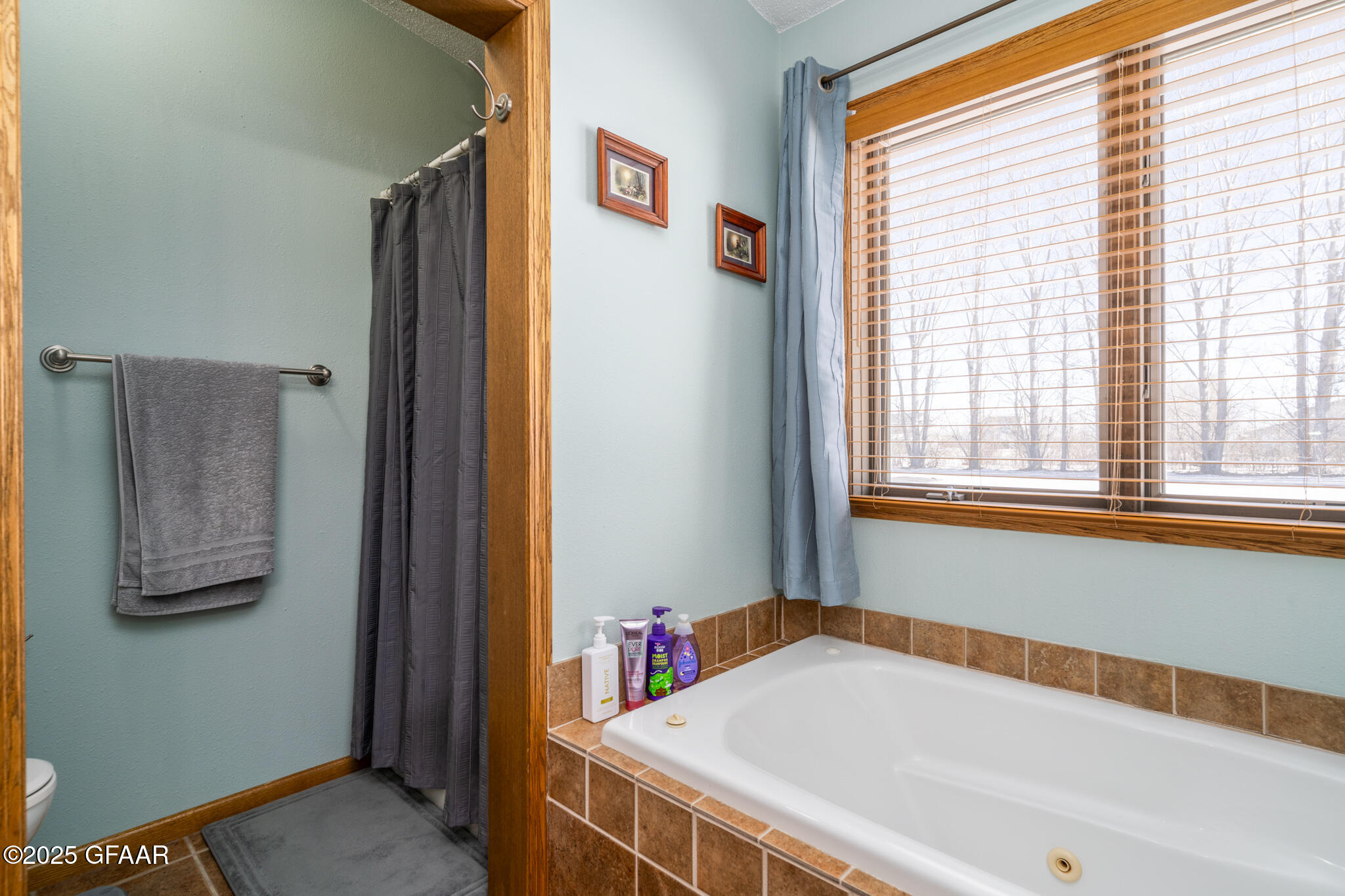 1064 ROBIN Road NE