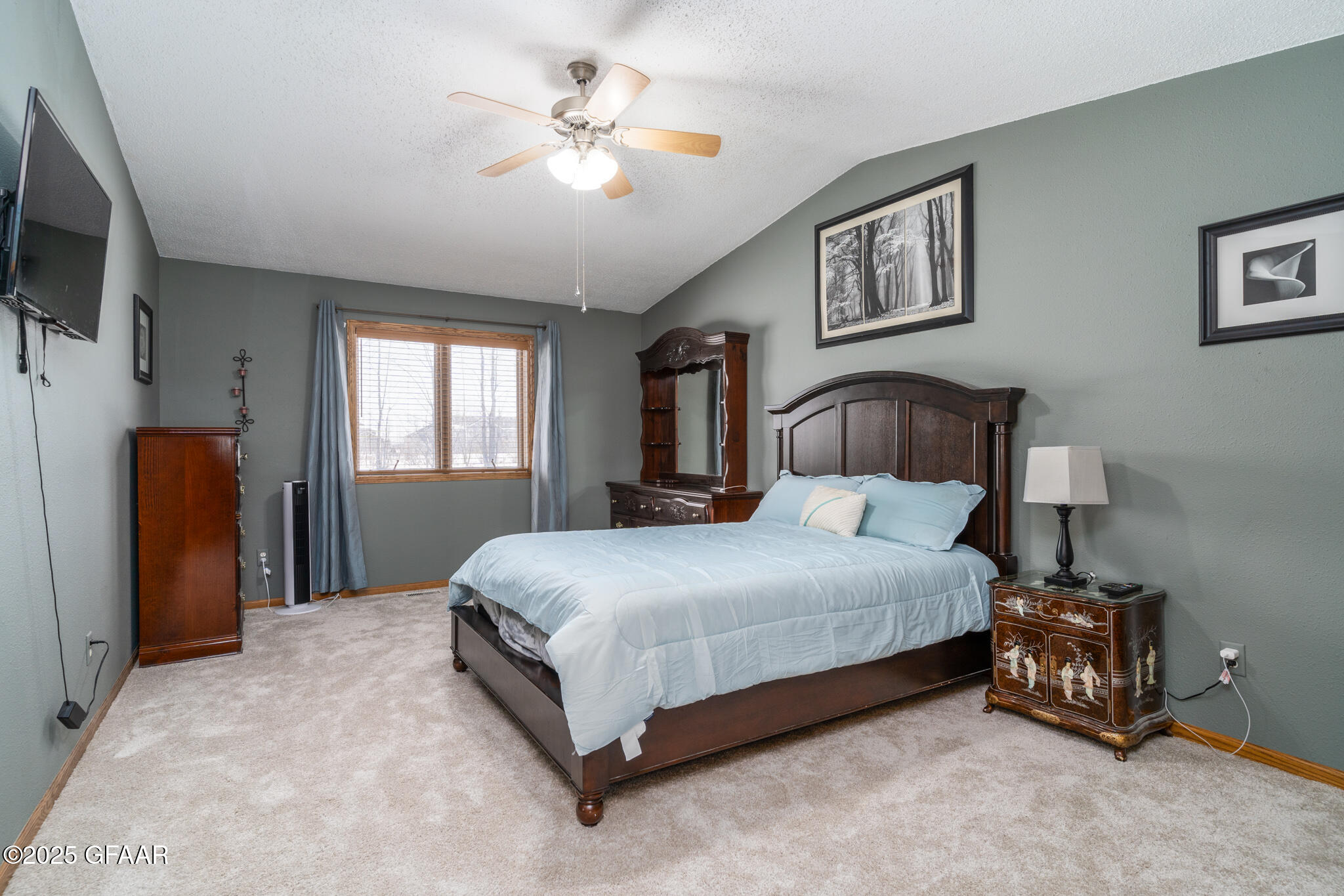 1064 ROBIN Road NE