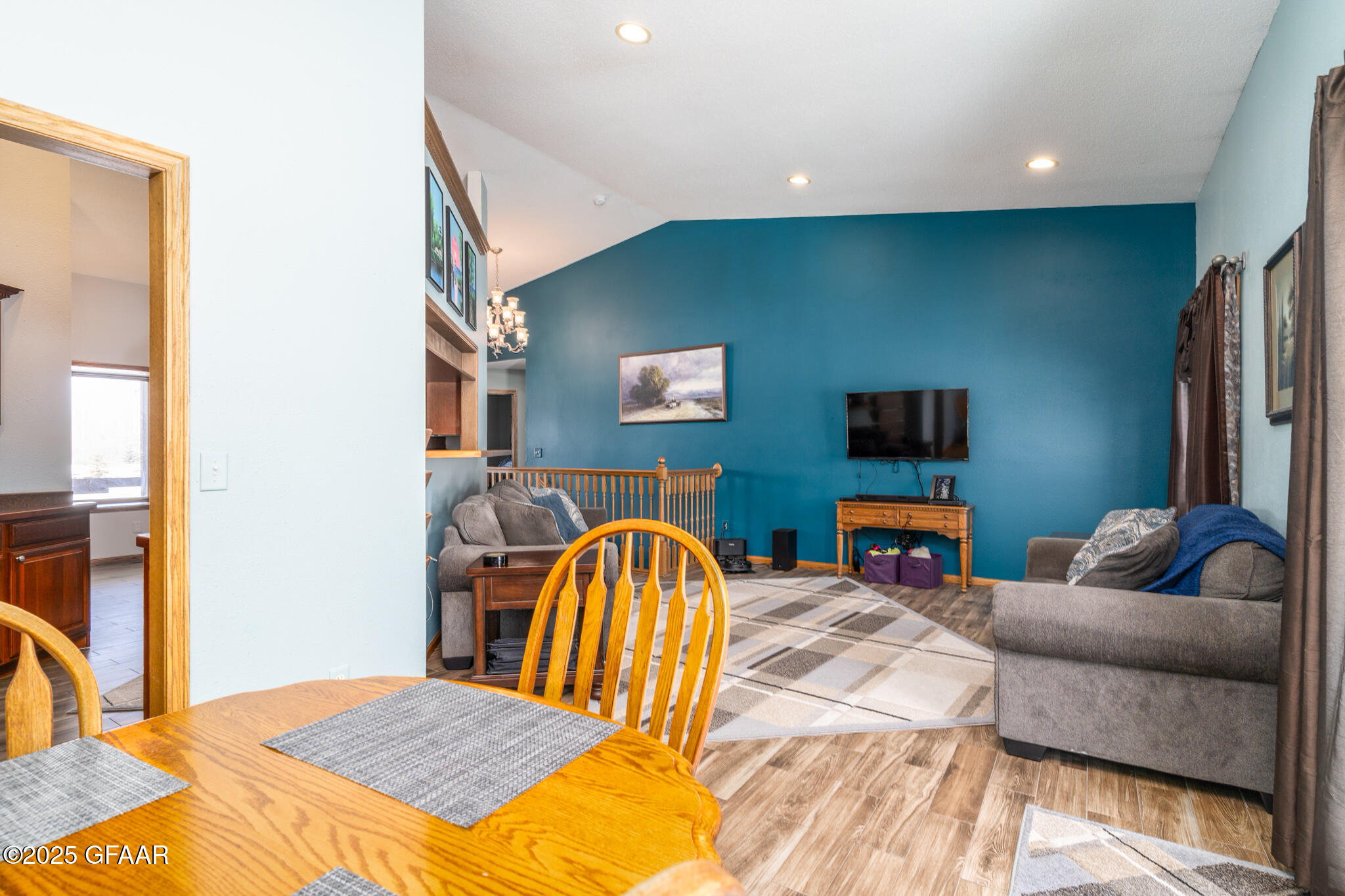 1064 ROBIN Road NE