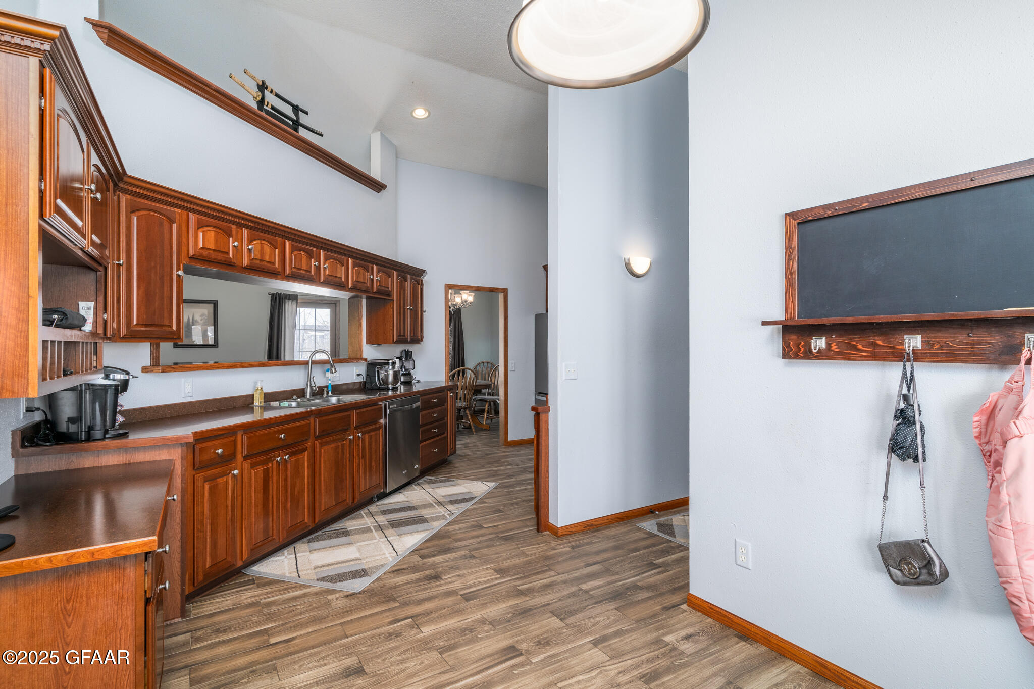 1064 ROBIN Road NE