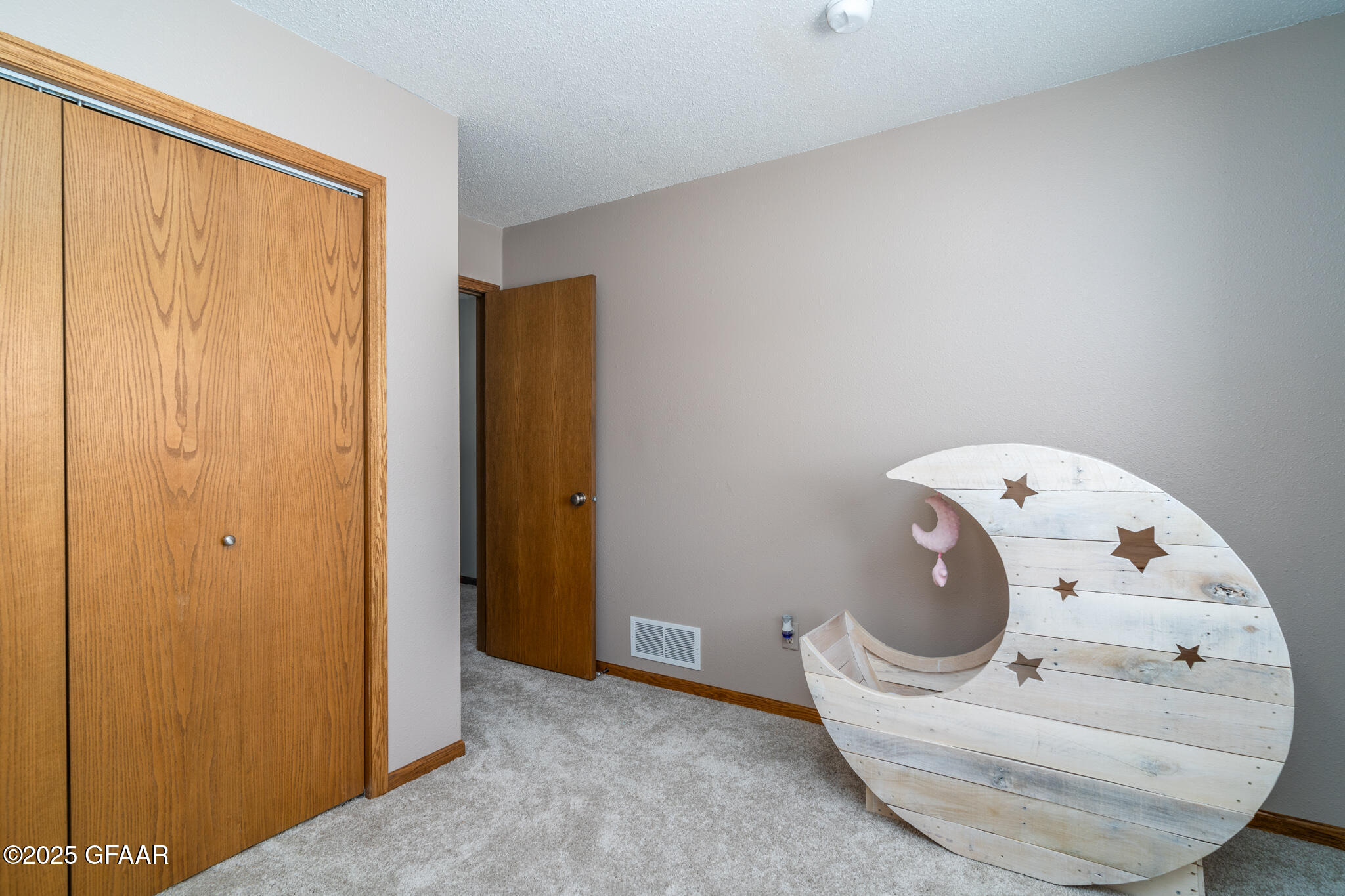 1064 ROBIN Road NE