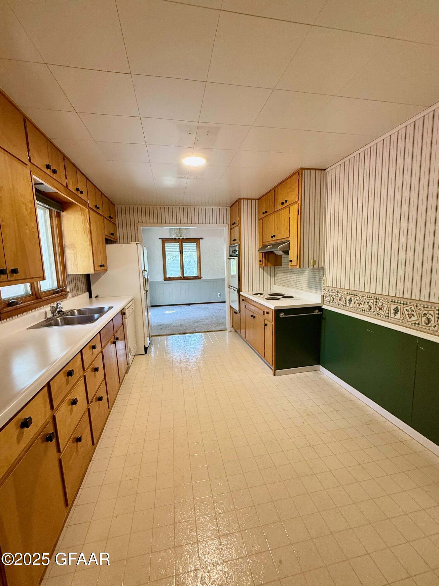 1010 ARNOLD Avenue N