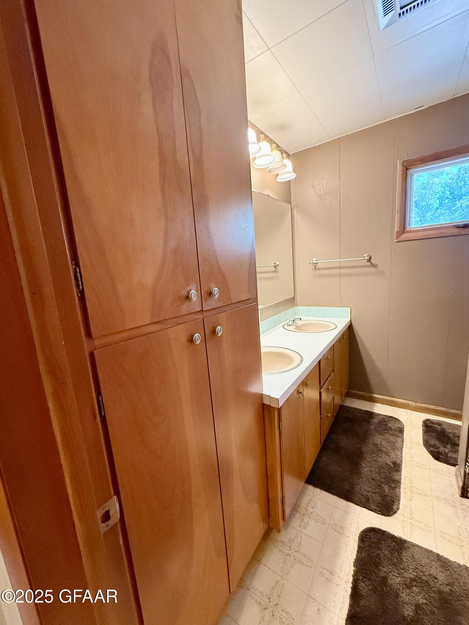 1010 ARNOLD Avenue N