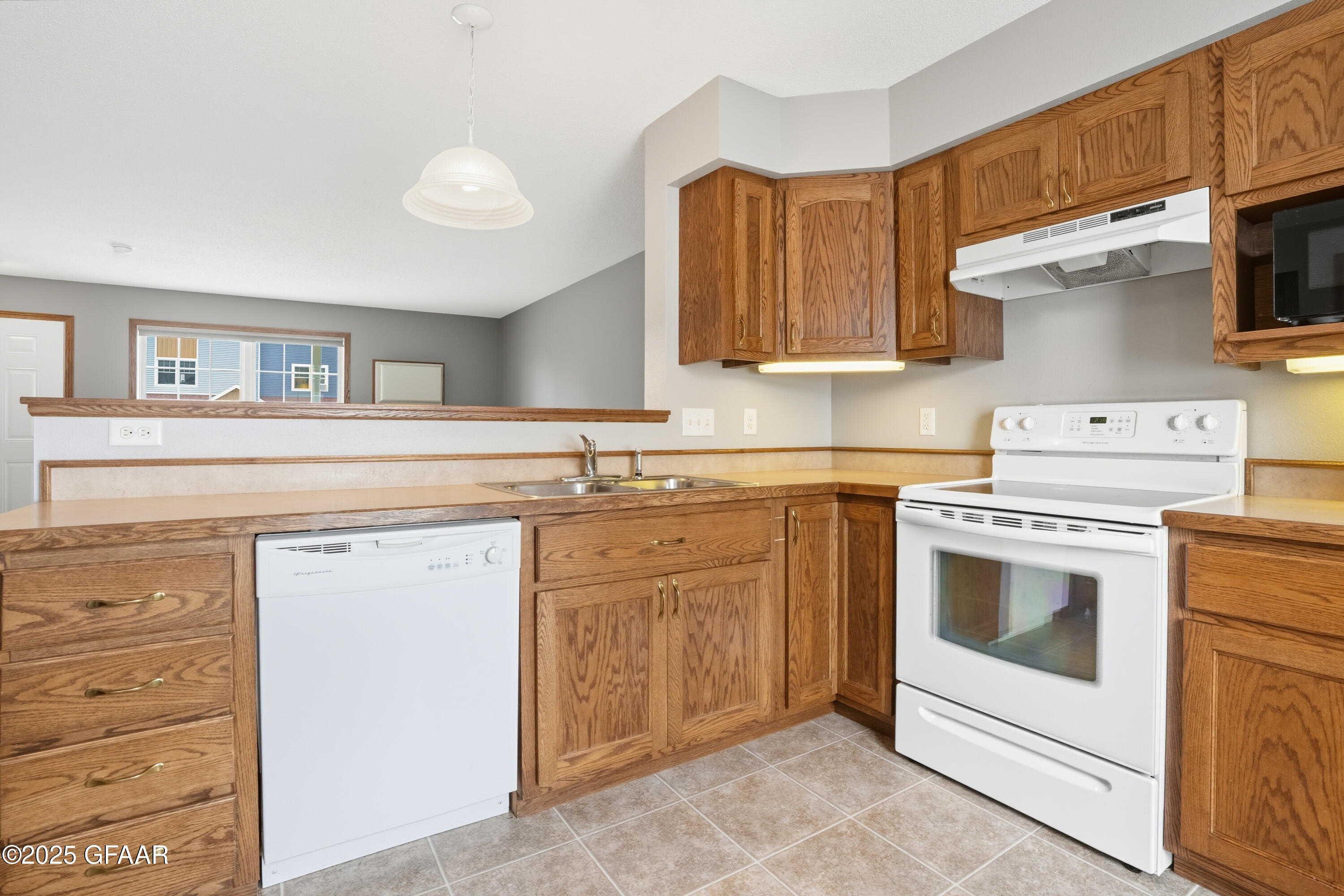 716 PROMENADE Court