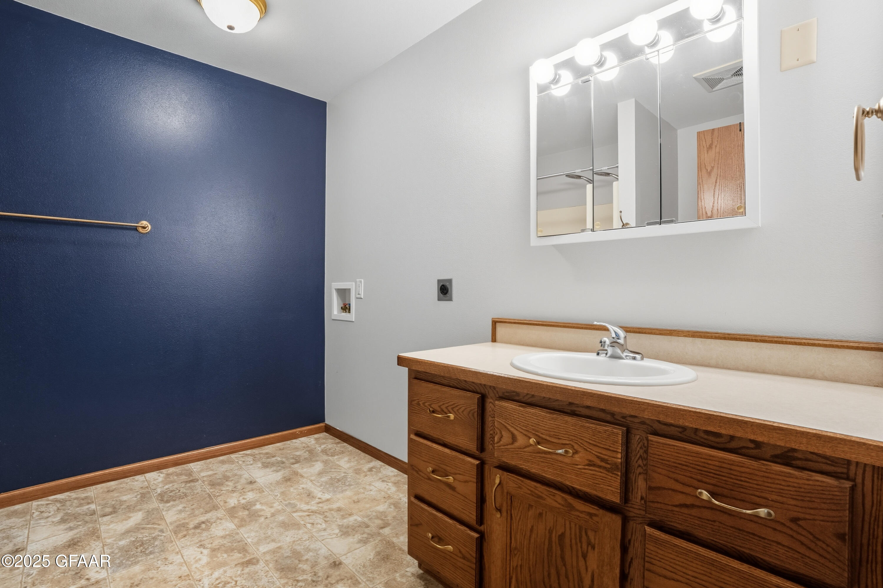 716 PROMENADE Court
