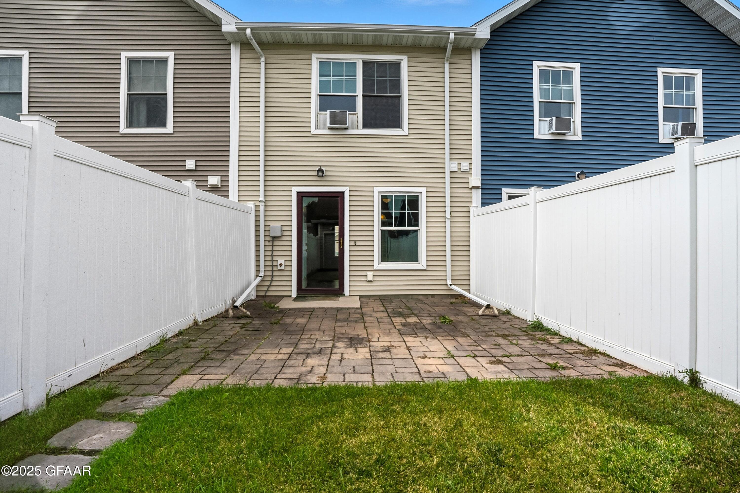 716 PROMENADE Court