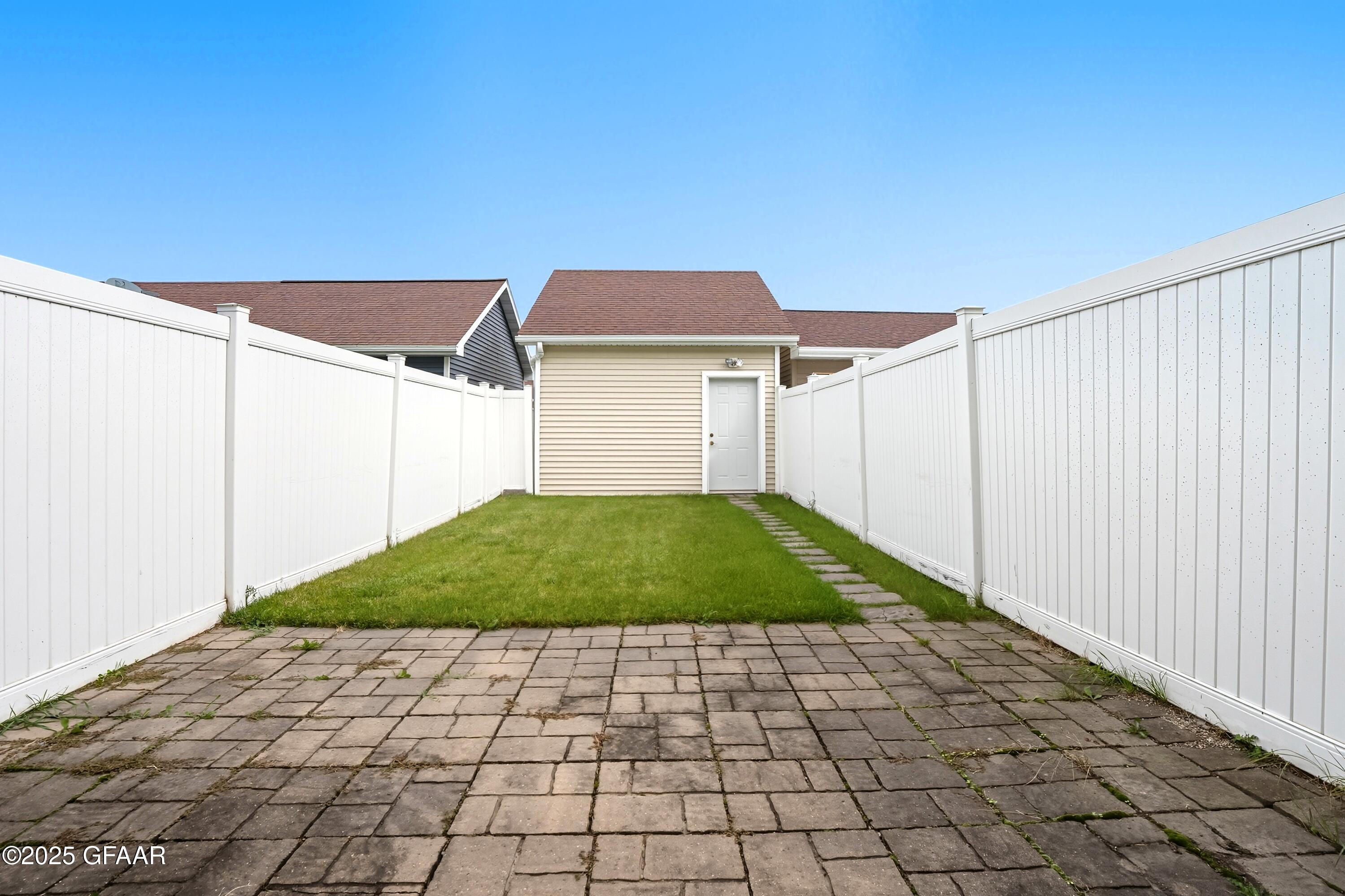716 PROMENADE Court