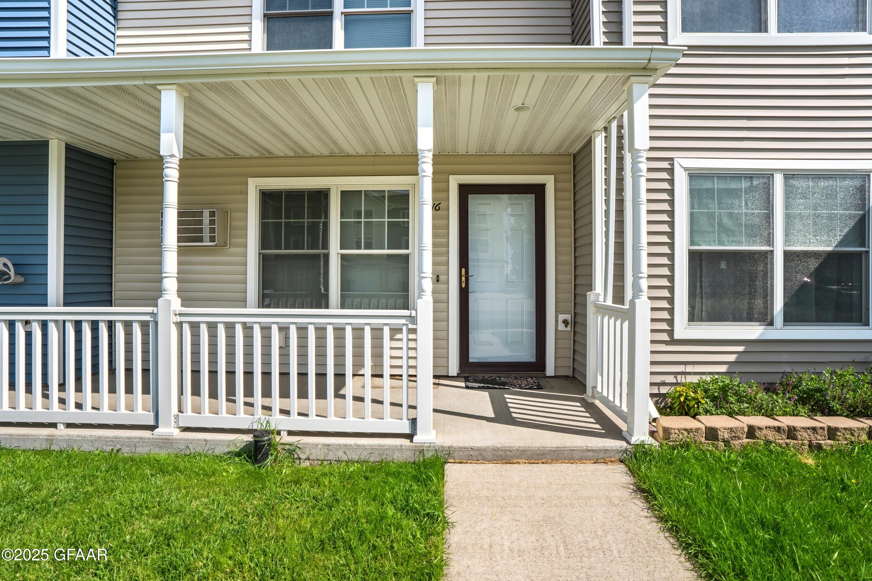 716 PROMENADE Court