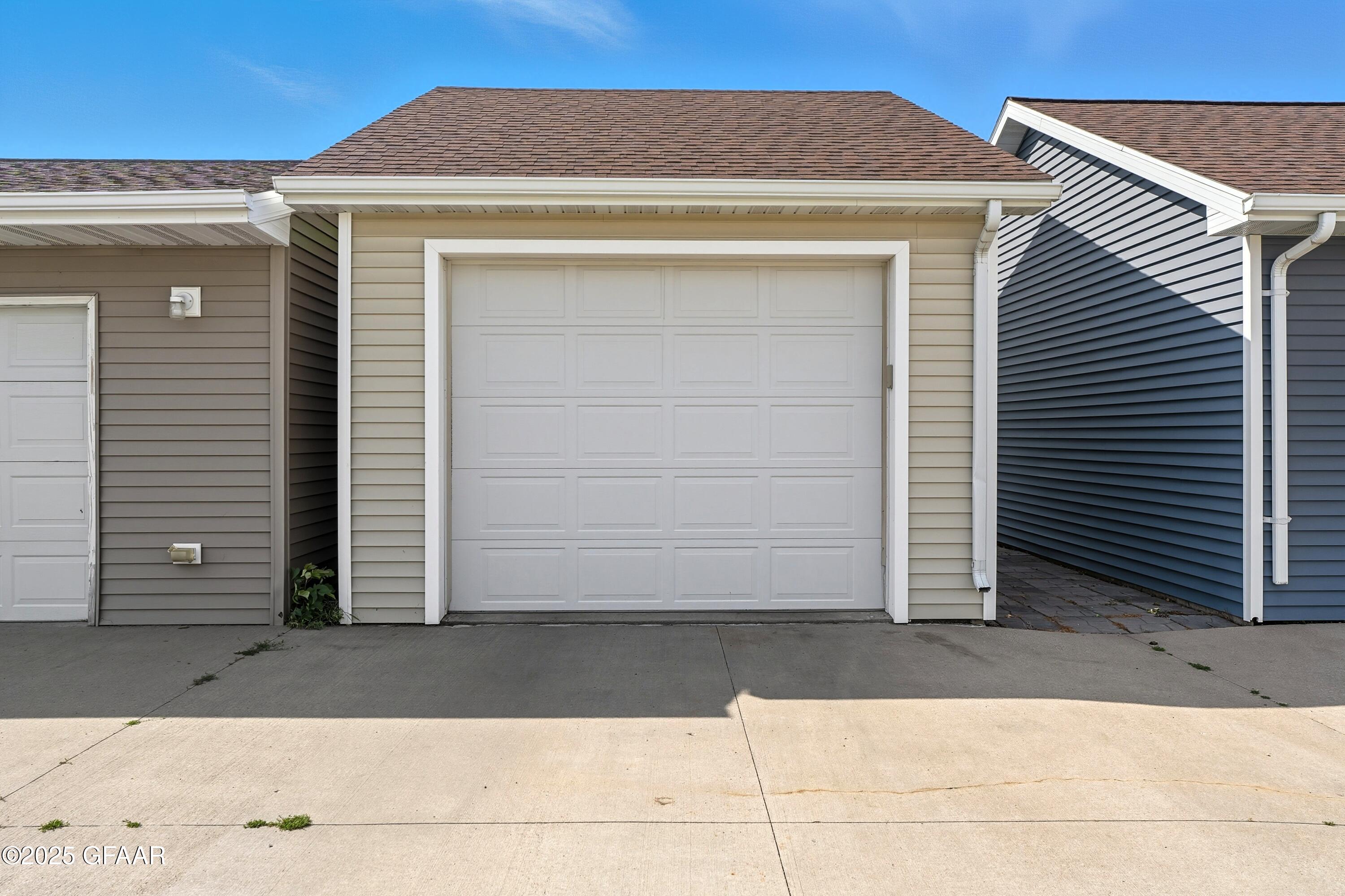 716 PROMENADE Court