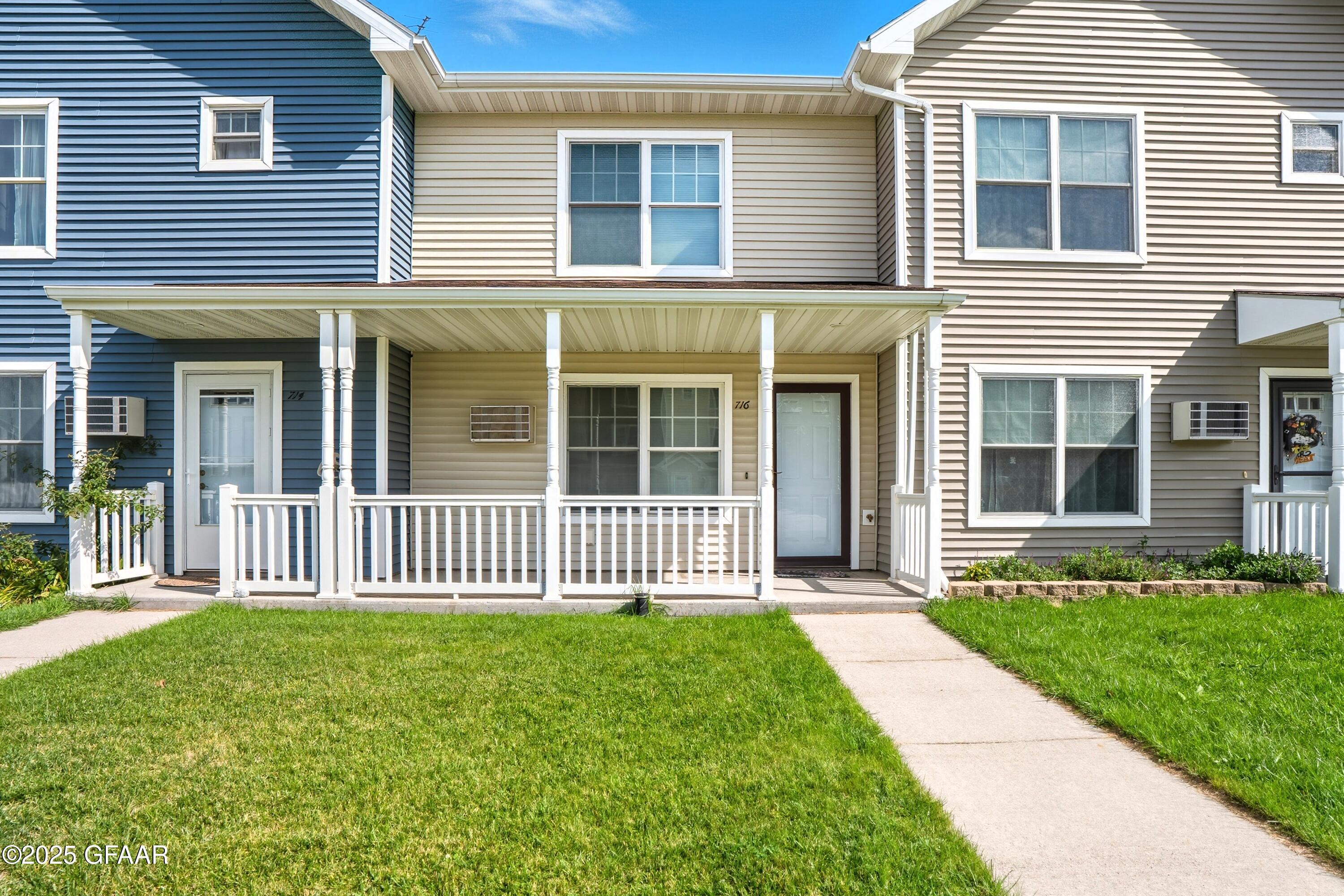 716 PROMENADE Court