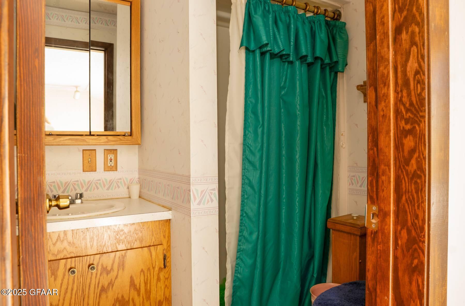 203 FLETCHER Avenue E