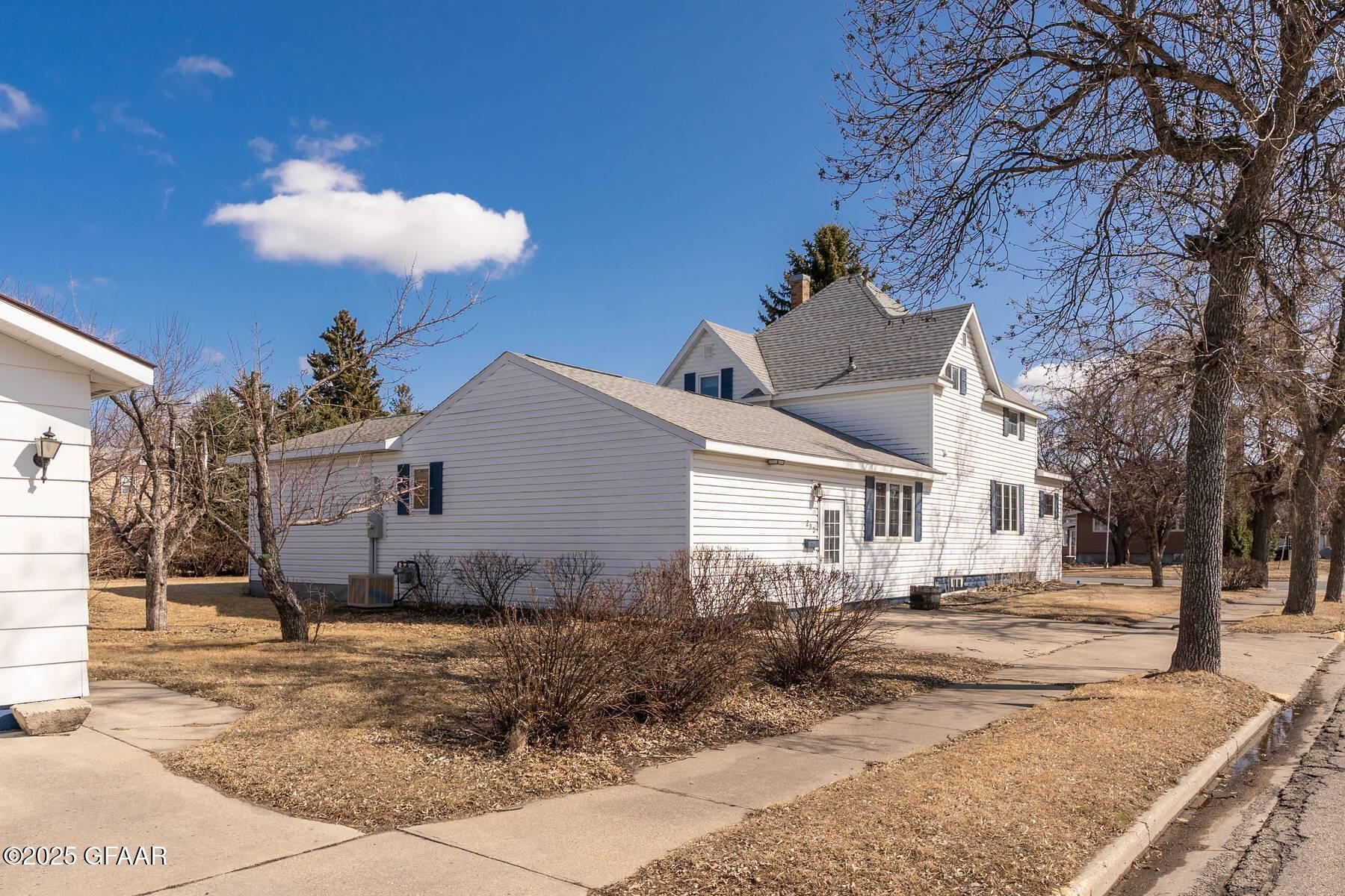 203 FLETCHER Avenue E