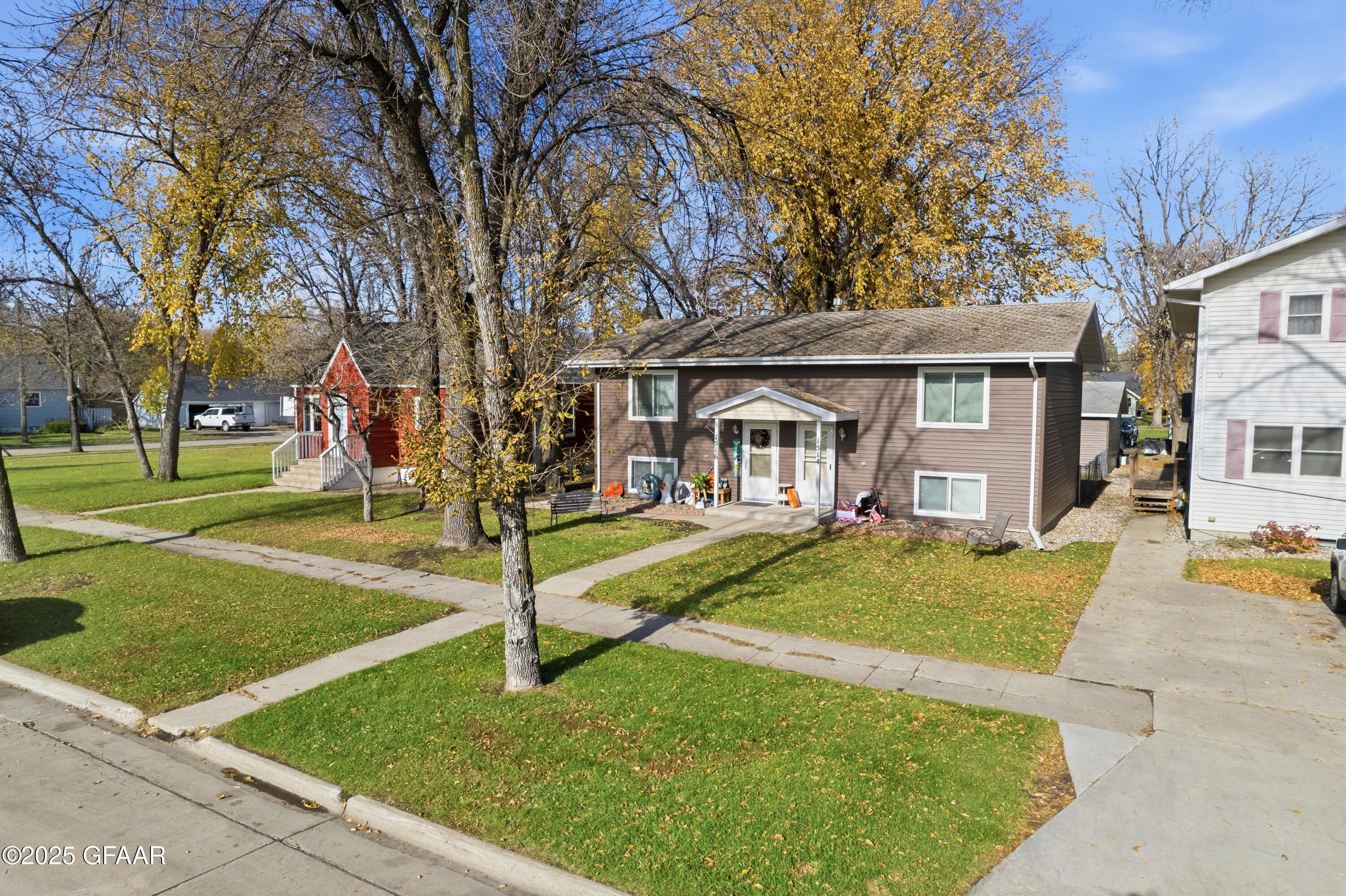 1514/1516 DYKE Avenue