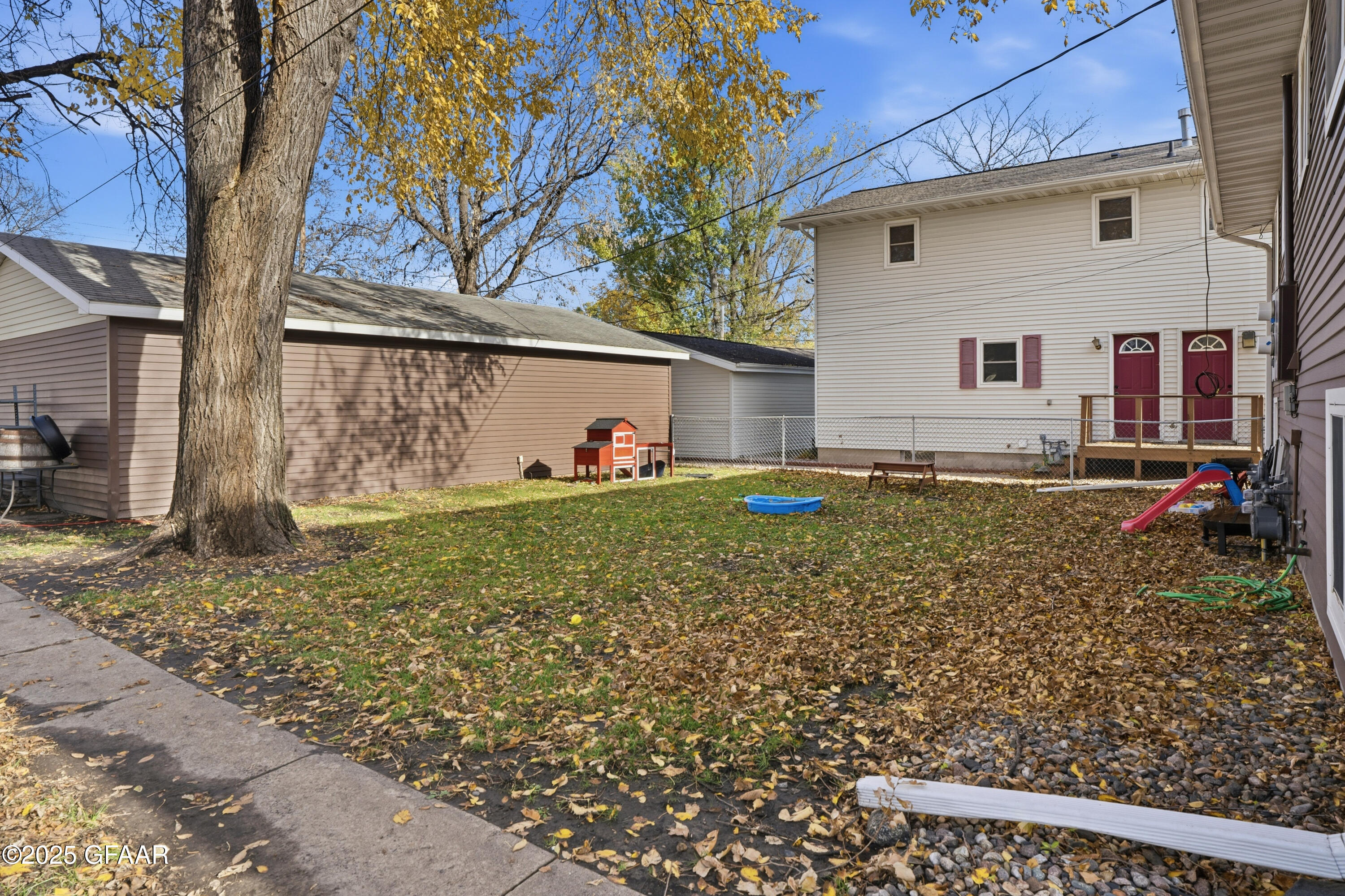 1514/1516 DYKE Avenue