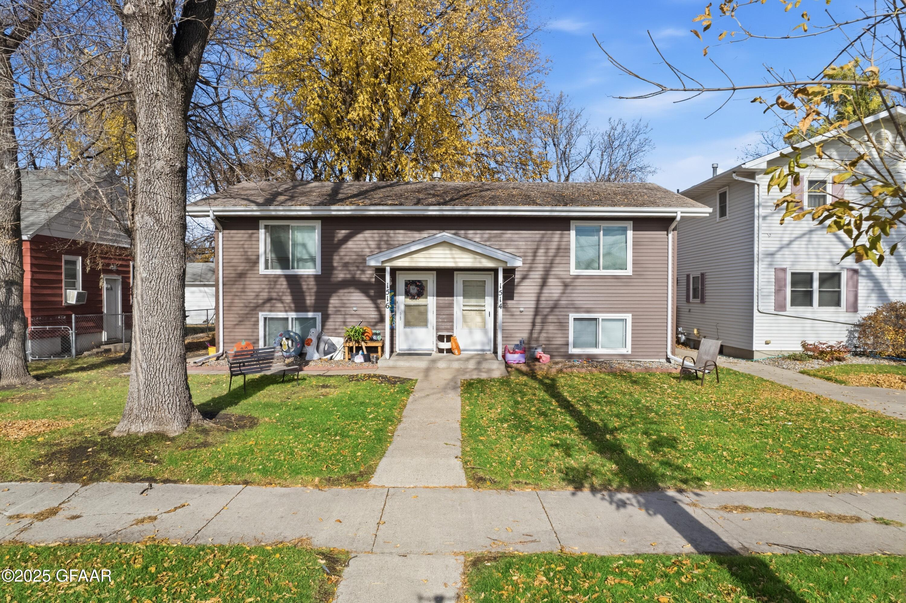 1514/1516 DYKE Avenue