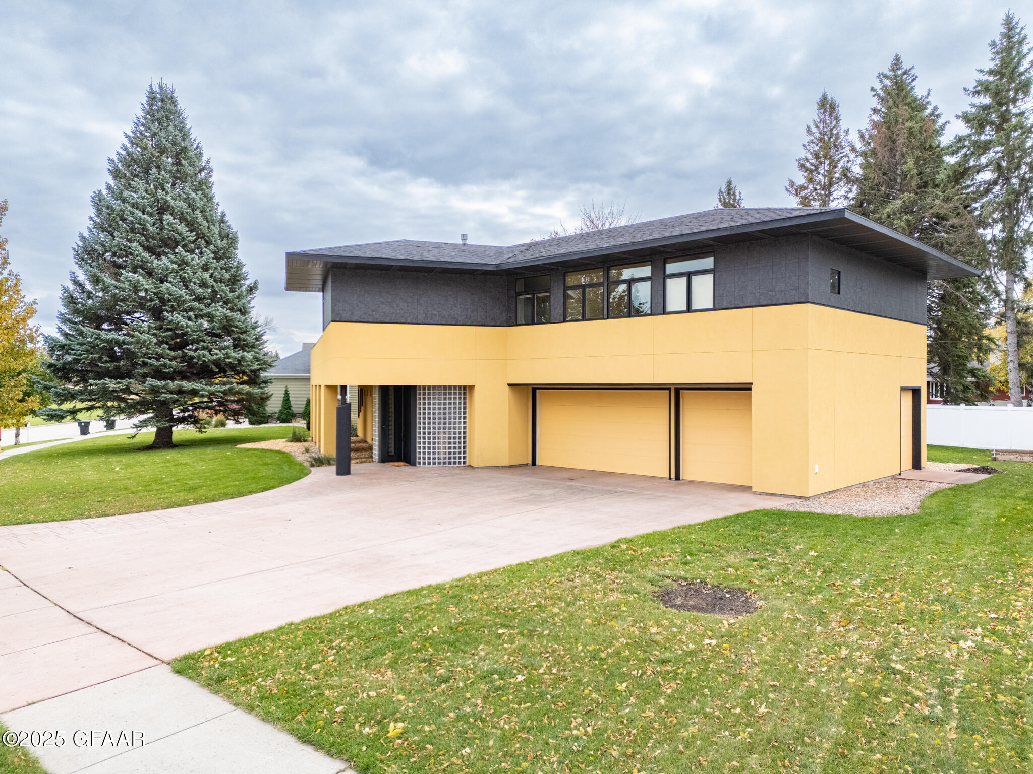 3012 E ELMWOOD Drive