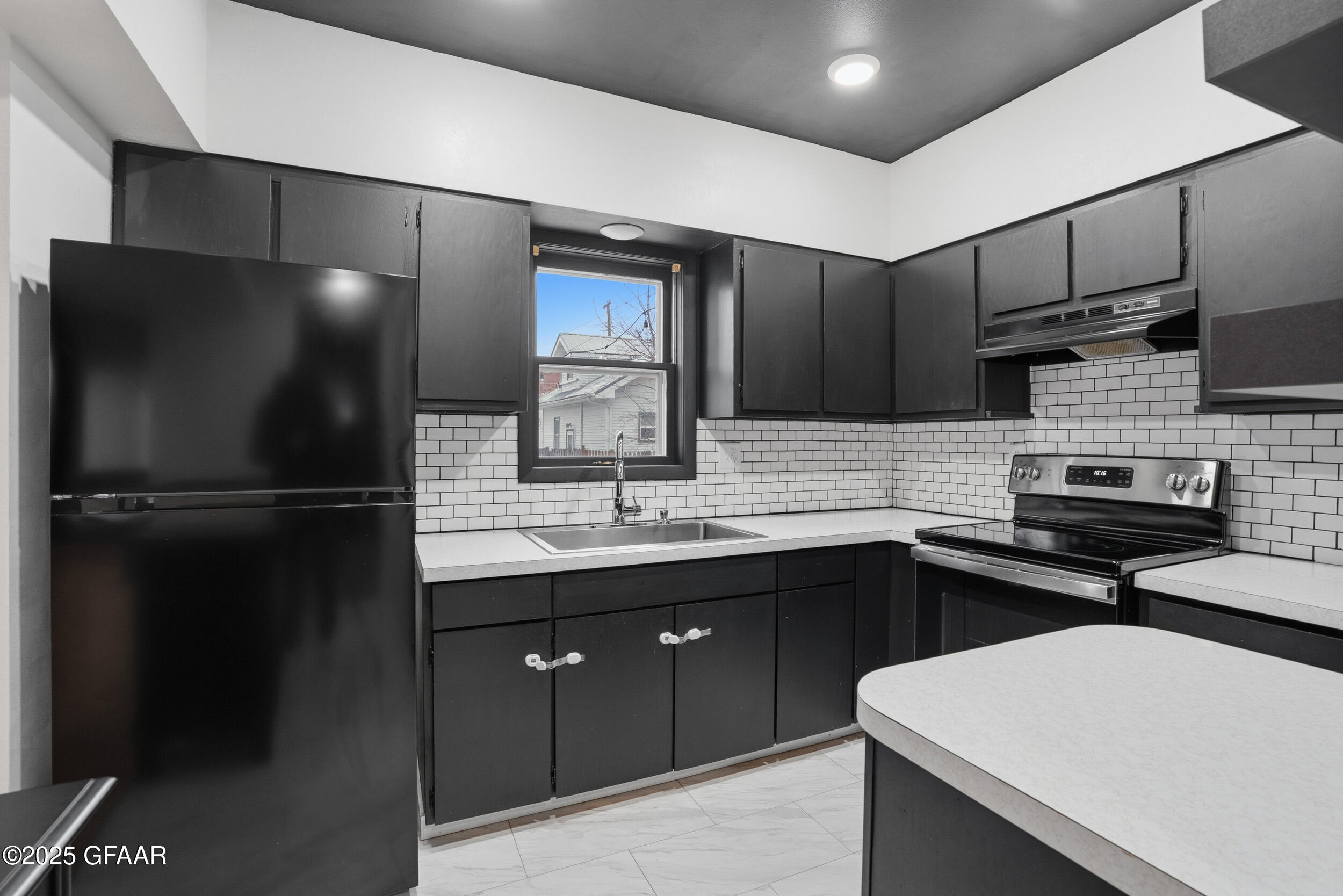 1006 COTTONWOOD Street